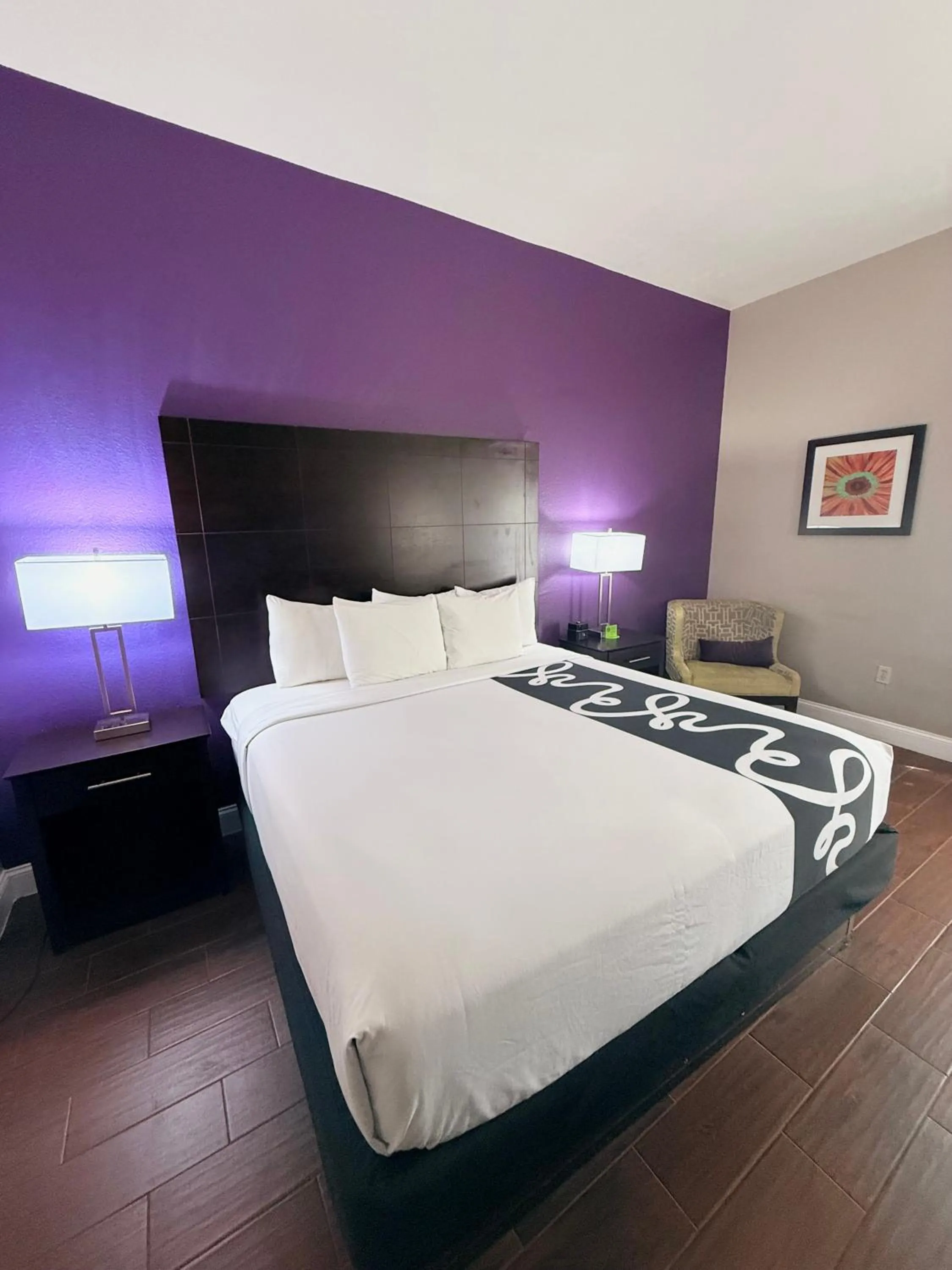 Bed in La Quinta by Wyndham Orlando Universal area - Free Shuttle to Universal