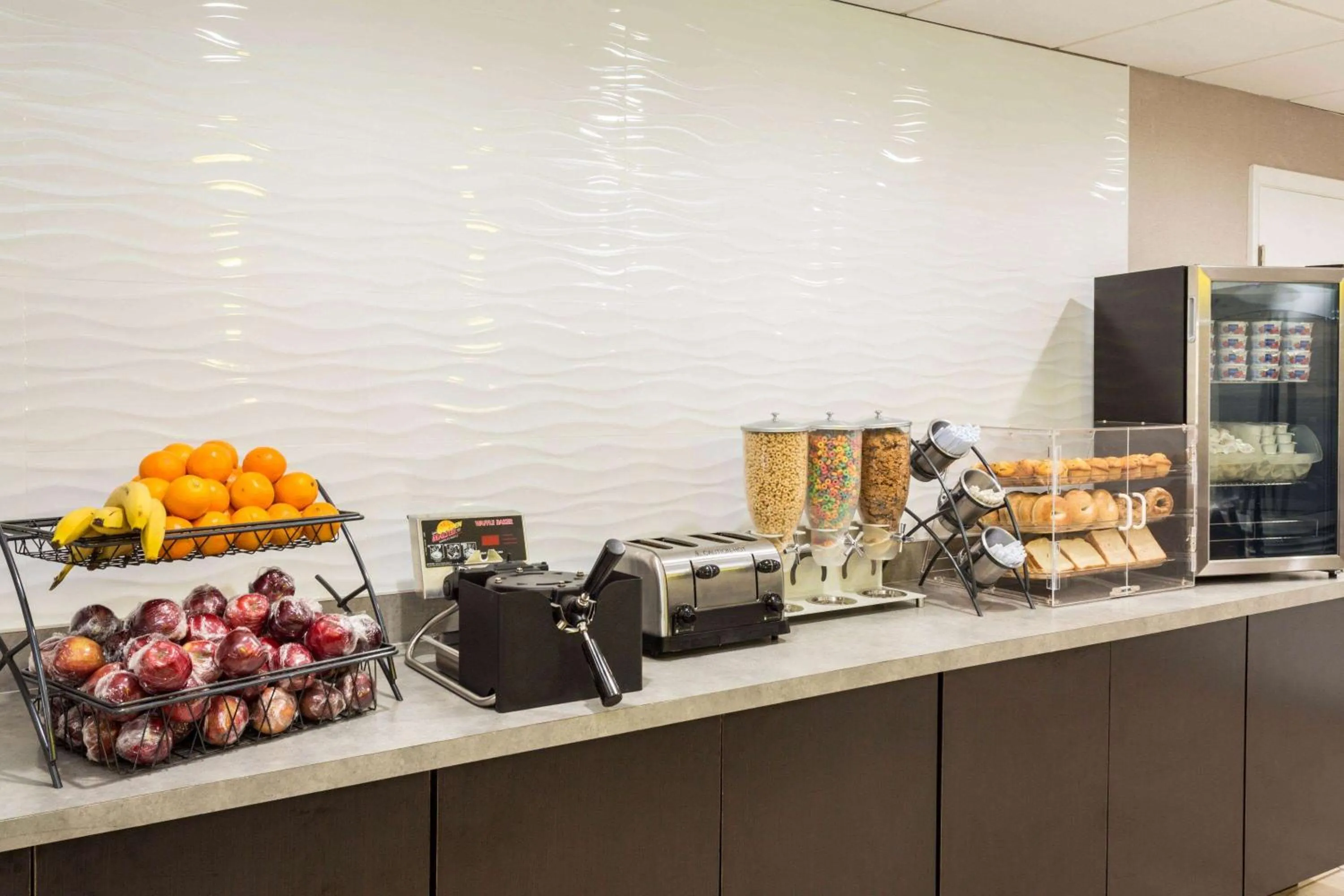 Breakfast in La Quinta by Wyndham Orlando Universal area - Free Shuttle to Universal