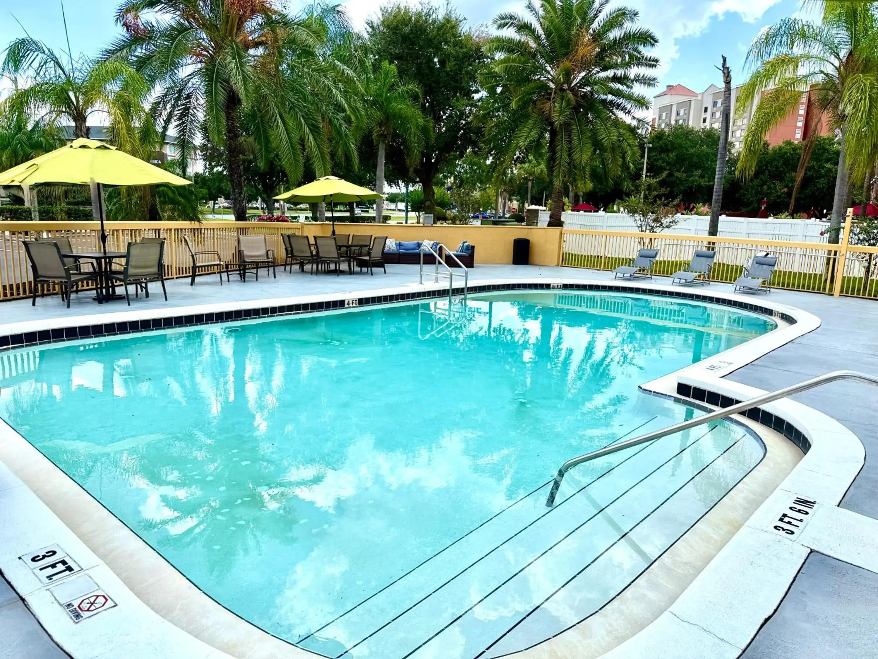 Swimming pool in La Quinta by Wyndham Orlando Universal area - Free Shuttle to Universal Swimming pool in La Quinta by Wyndham Orlando Universal area - Free Shuttle to Universal