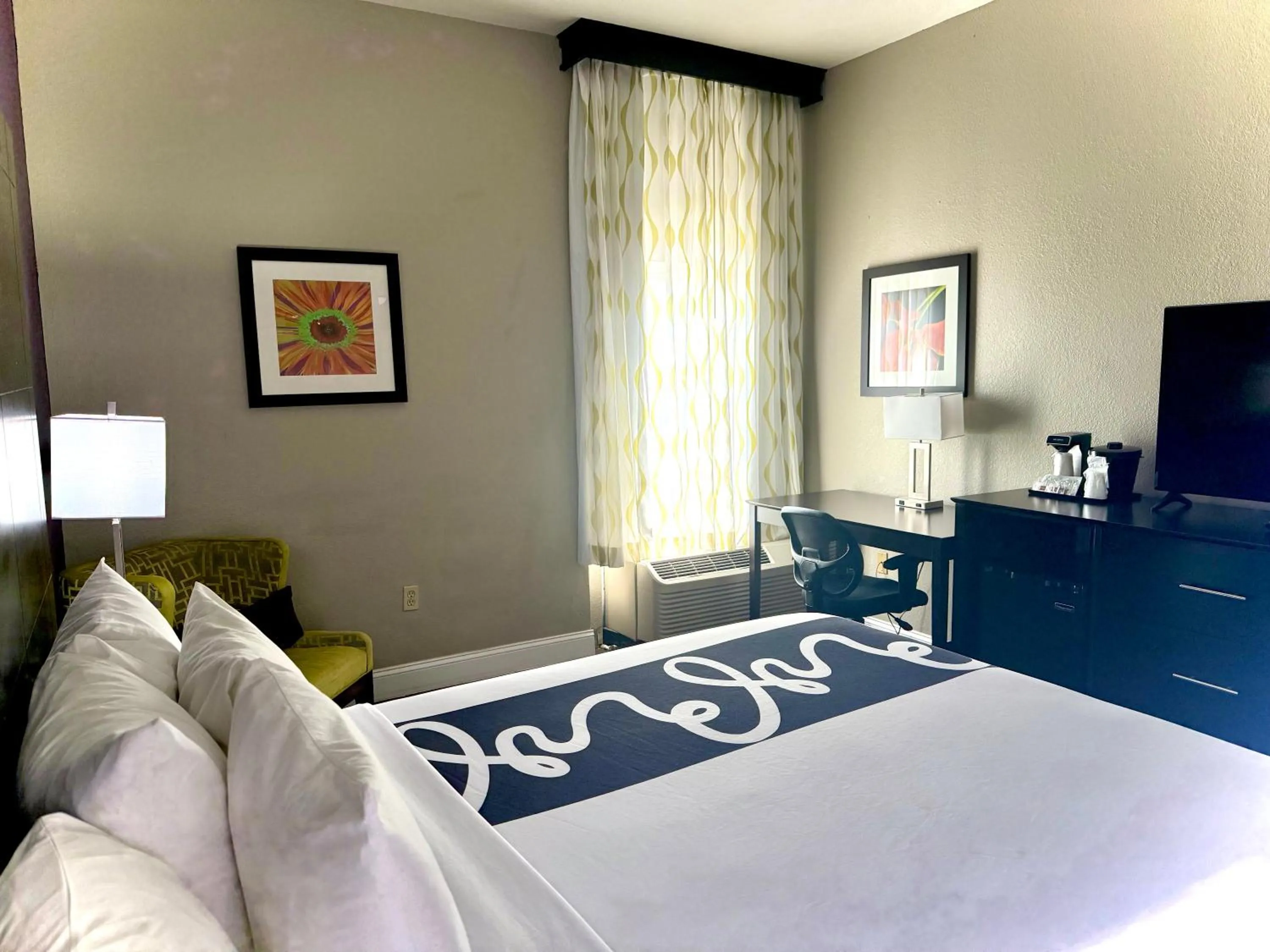 Bed in La Quinta by Wyndham Orlando Universal area - Free Shuttle to Universal