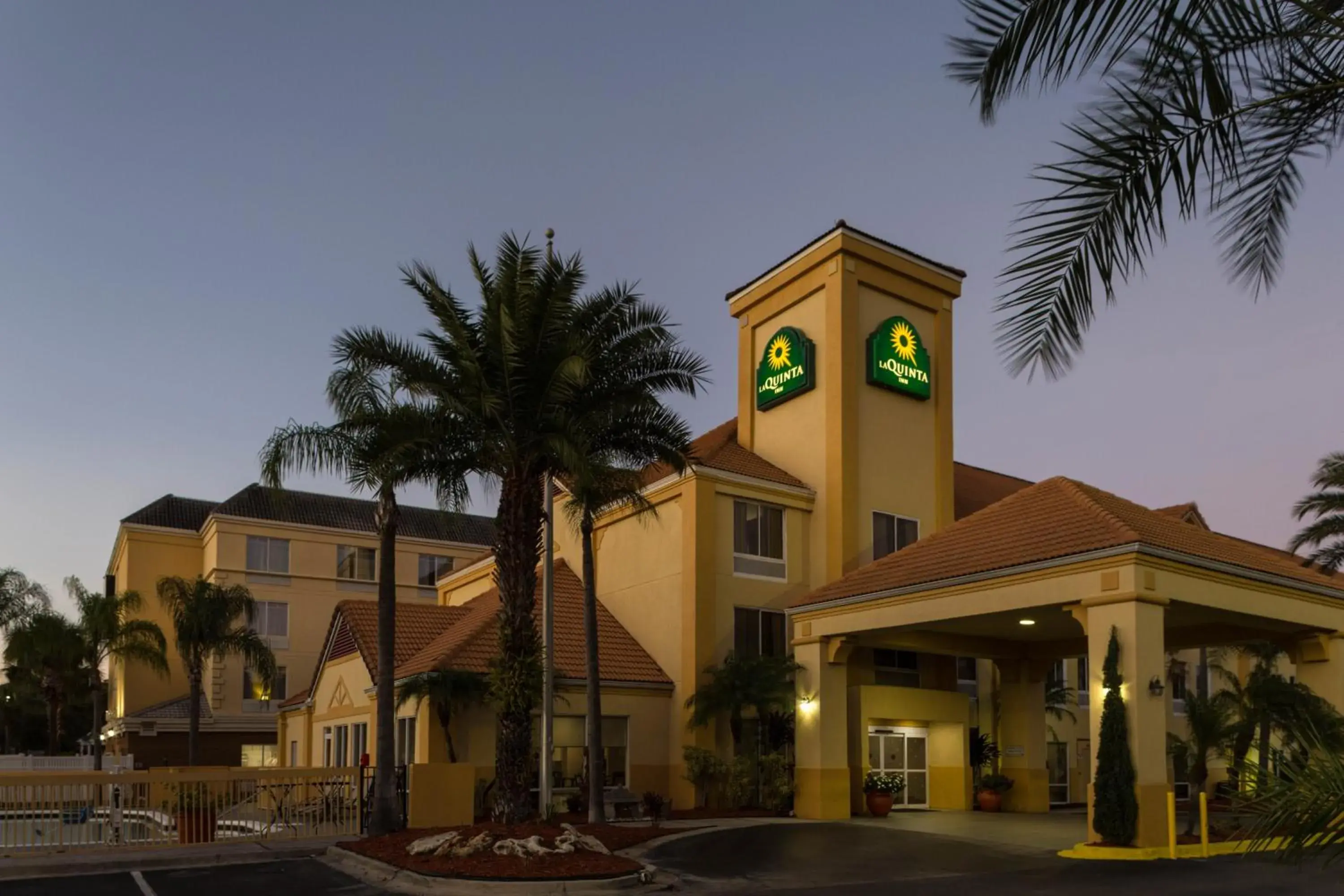 Property building in La Quinta by Wyndham Orlando Universal area - Free Shuttle to Universal Property building in La Quinta by Wyndham Orlando Universal area - Free Shuttle to Universal