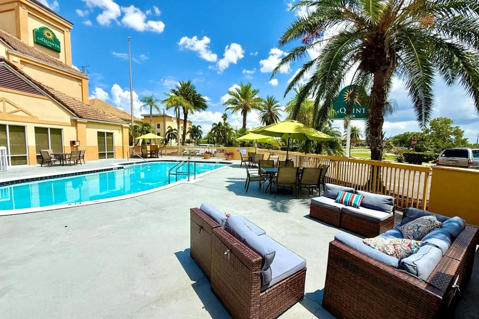 Property building in La Quinta by Wyndham Orlando Universal area - Free Shuttle to Universal