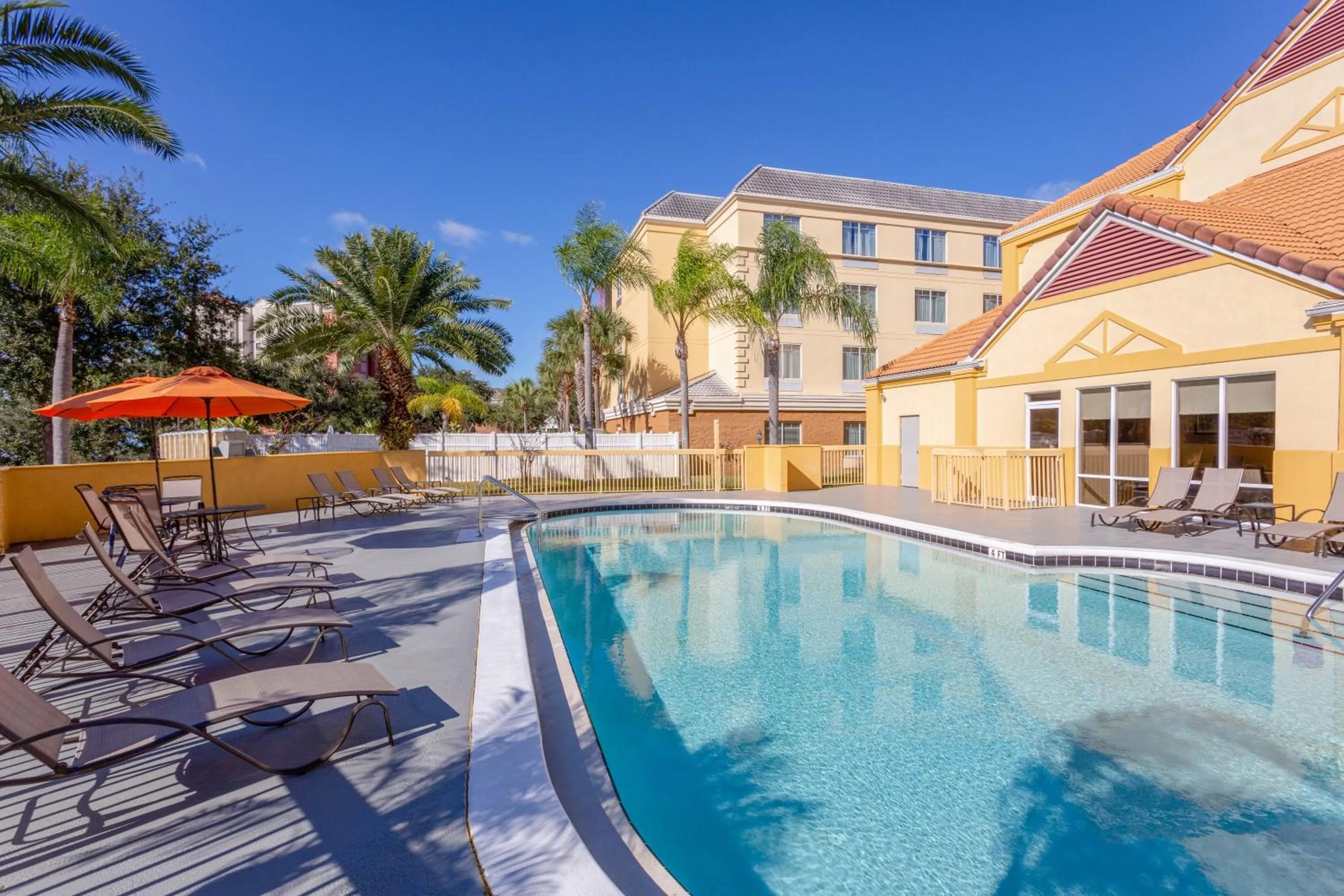 Swimming pool in La Quinta by Wyndham Orlando Universal area - Free Shuttle to Universal