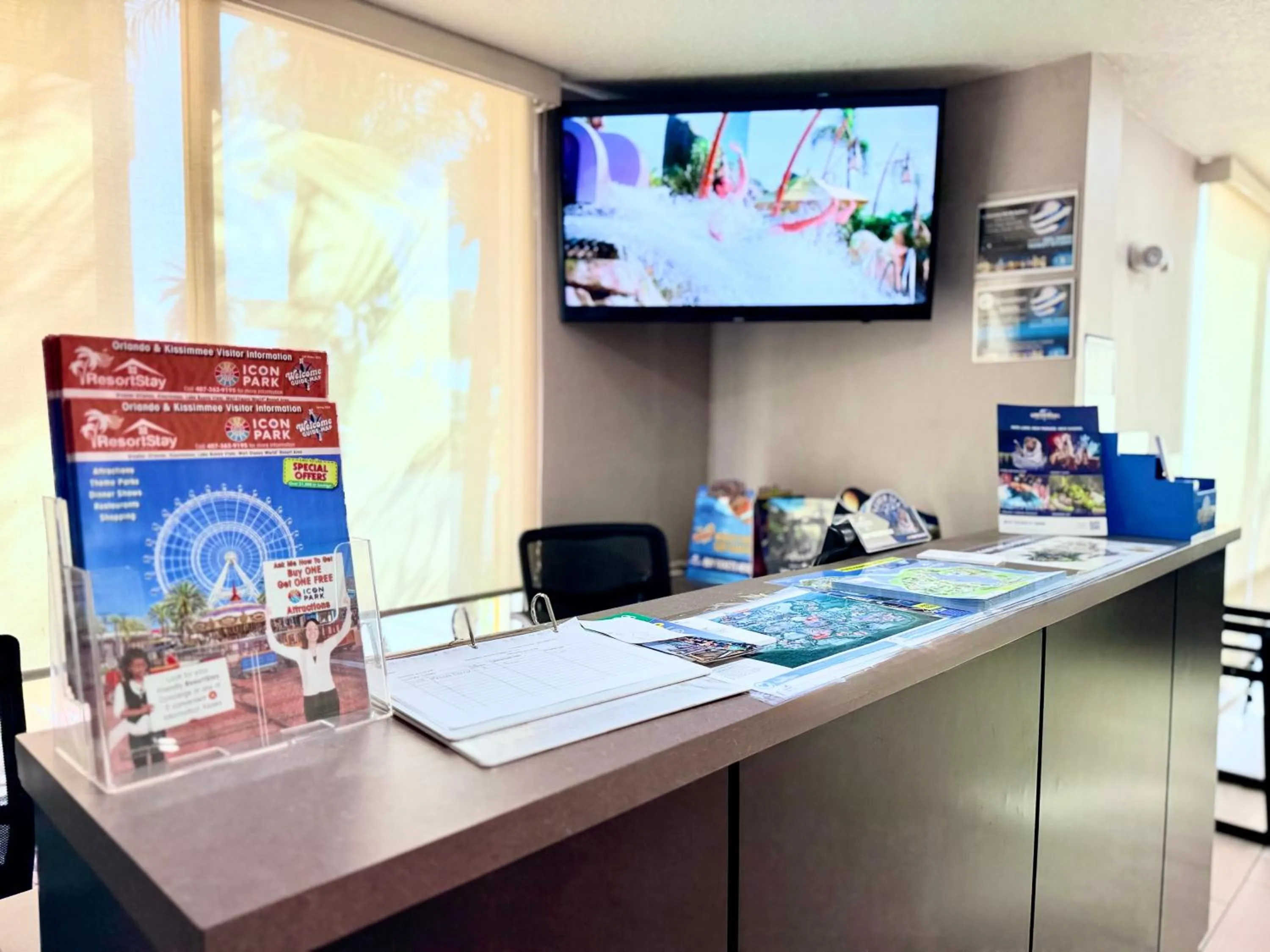 concierge in La Quinta by Wyndham Orlando Universal area - Free Shuttle to Universal