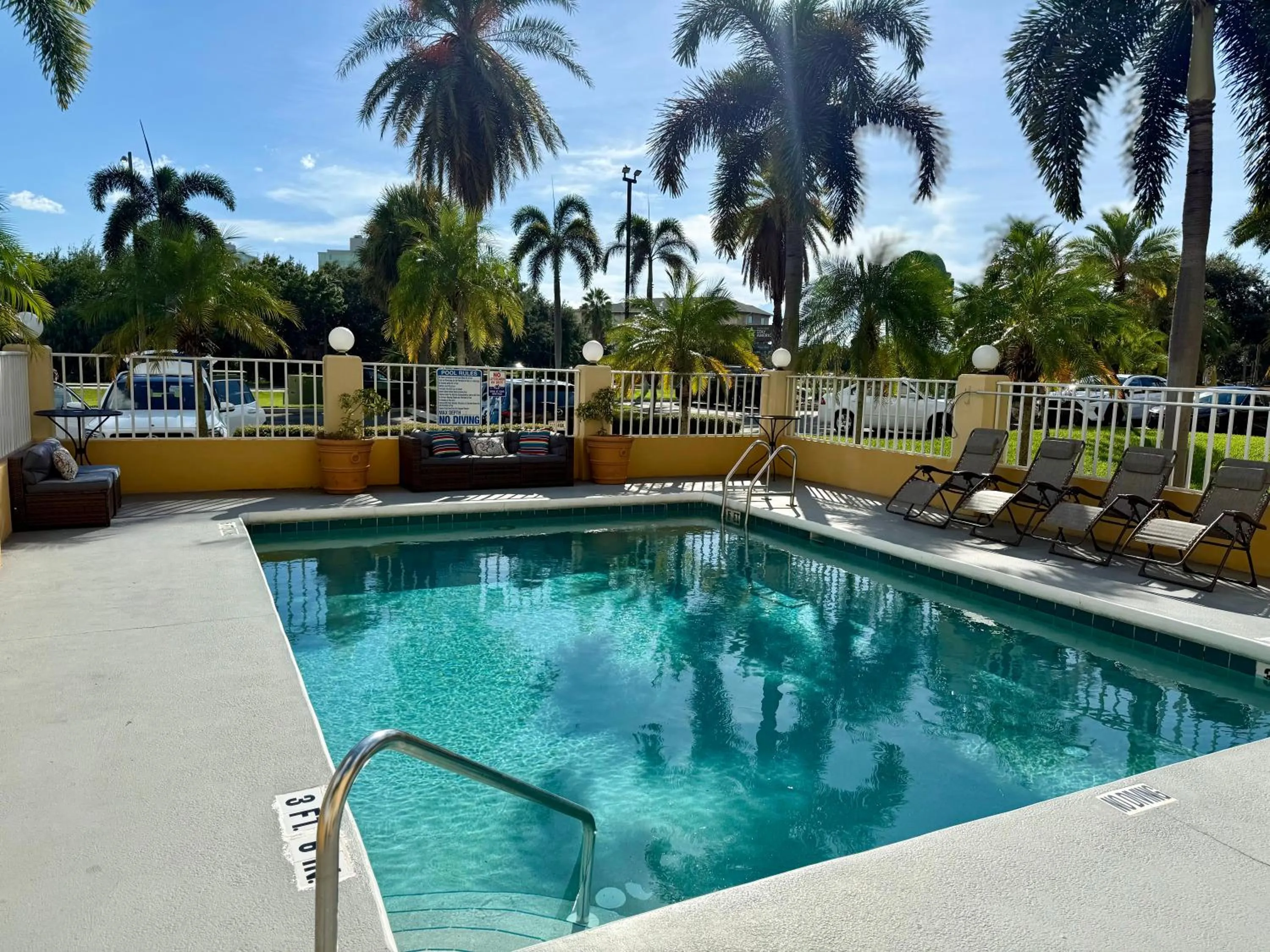 Swimming pool in La Quinta by Wyndham Orlando Universal area - Free Shuttle to Universal