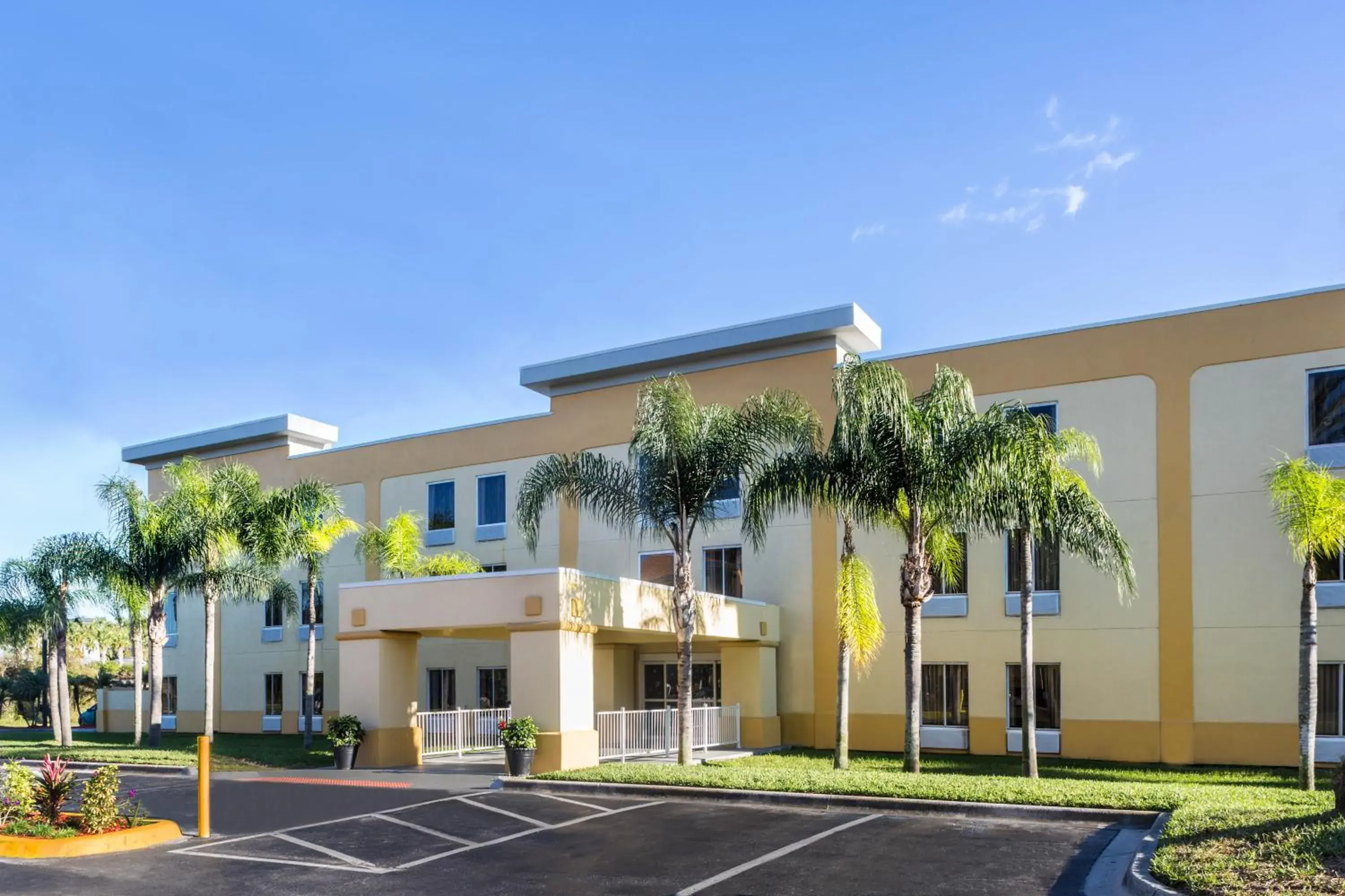 Property building in La Quinta by Wyndham Orlando Universal area - Free Shuttle to Universal Property building in La Quinta by Wyndham Orlando Universal area - Free Shuttle to Universal