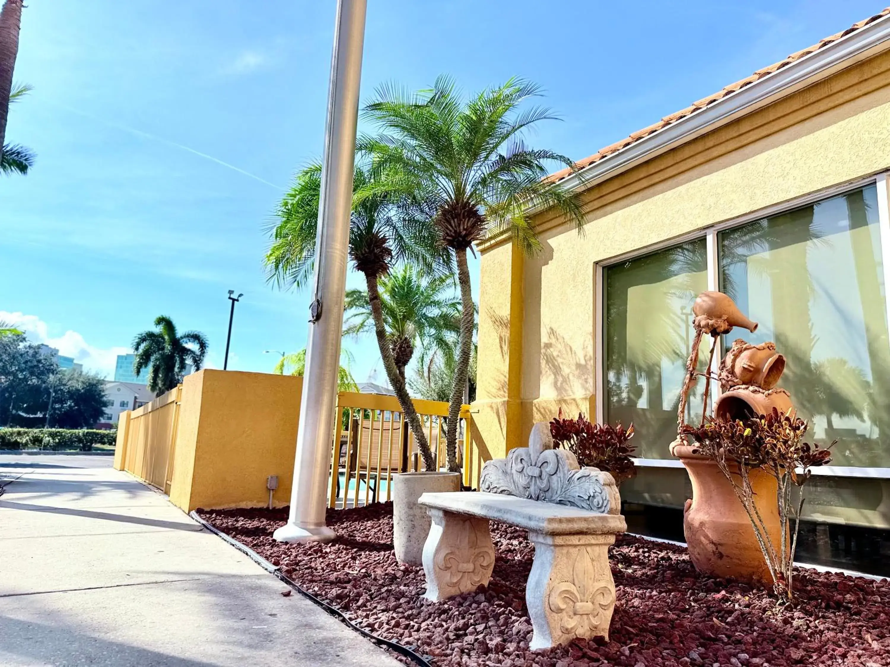 Property building in La Quinta by Wyndham Orlando Universal area - Free Shuttle to Universal Property building in La Quinta by Wyndham Orlando Universal area - Free Shuttle to Universal