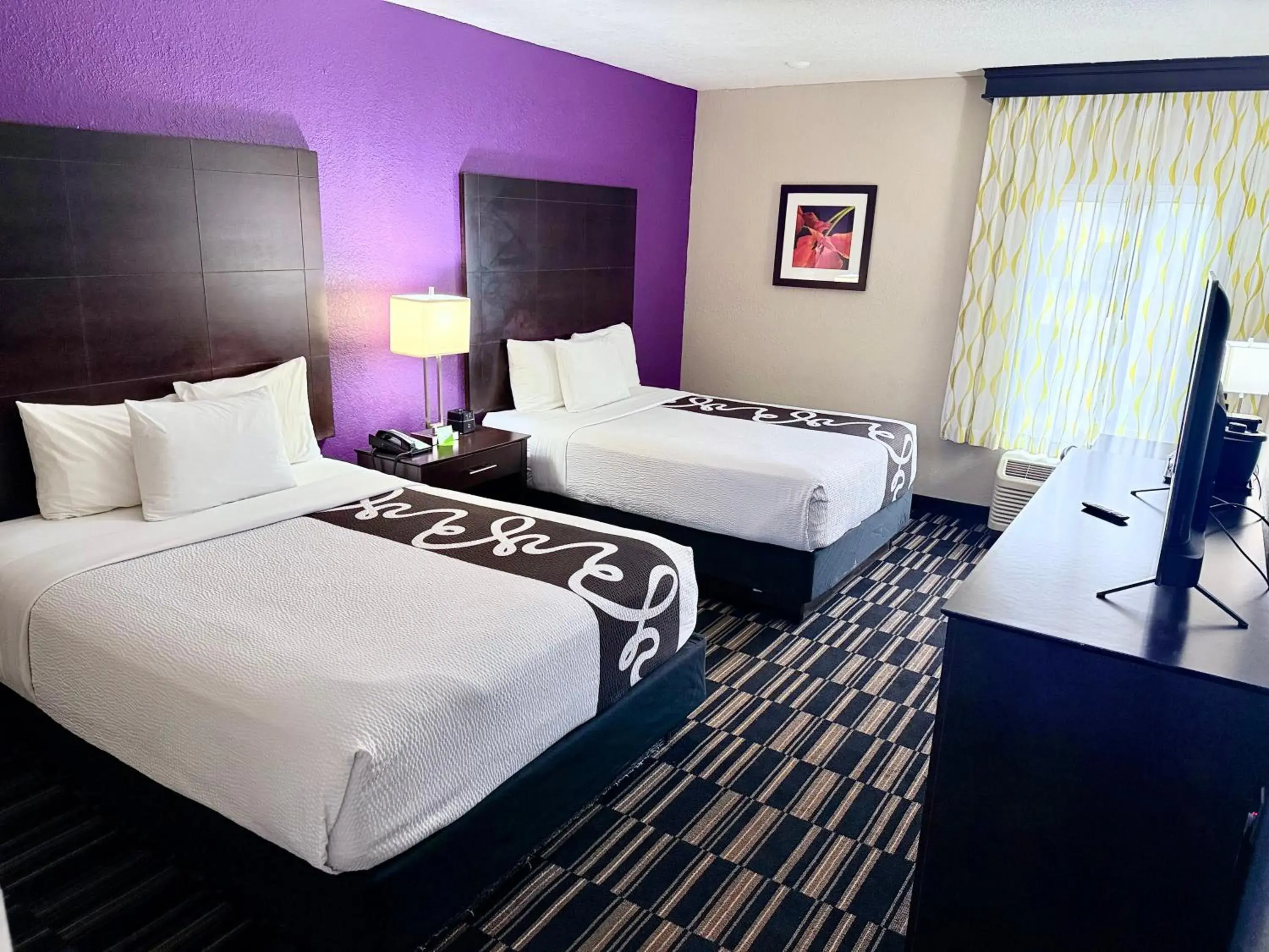 Bed in La Quinta by Wyndham Orlando Universal area - Free Shuttle to Universal Bed in La Quinta by Wyndham Orlando Universal area - Free Shuttle to Universal