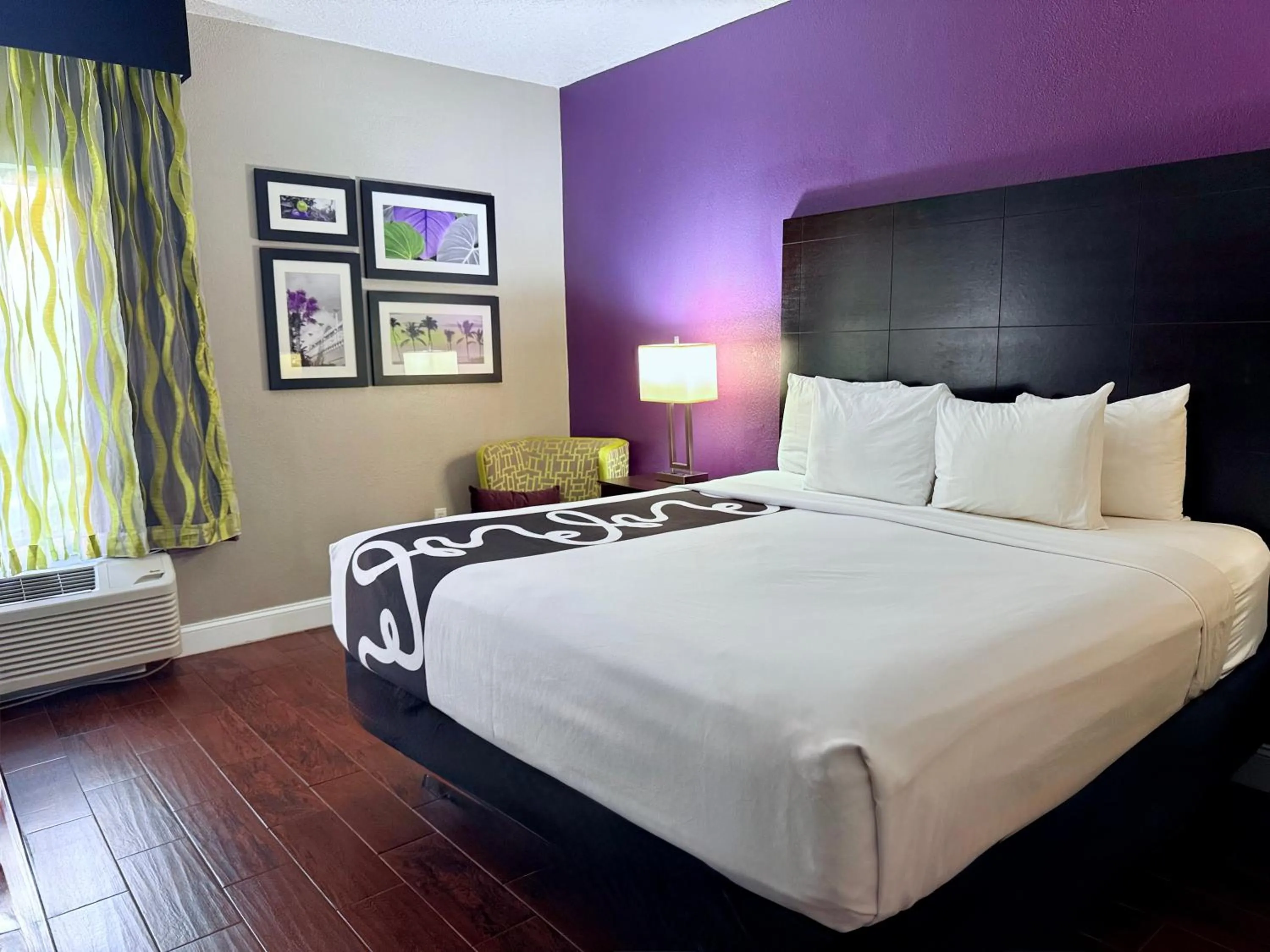 Bed in La Quinta by Wyndham Orlando Universal area - Free Shuttle to Universal