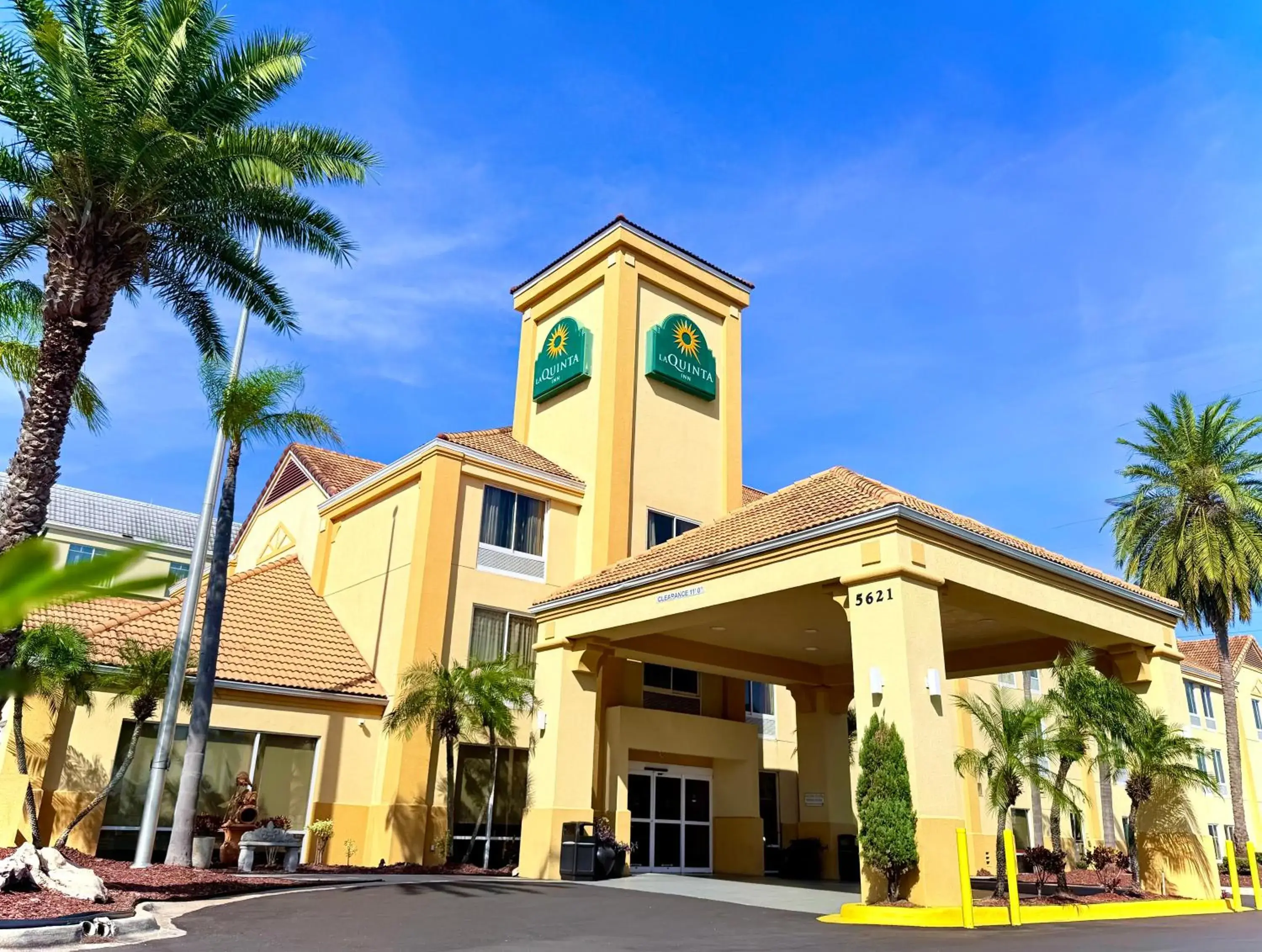 Property building in La Quinta by Wyndham Orlando Universal area - Free Shuttle to Universal Property building in La Quinta by Wyndham Orlando Universal area - Free Shuttle to Universal