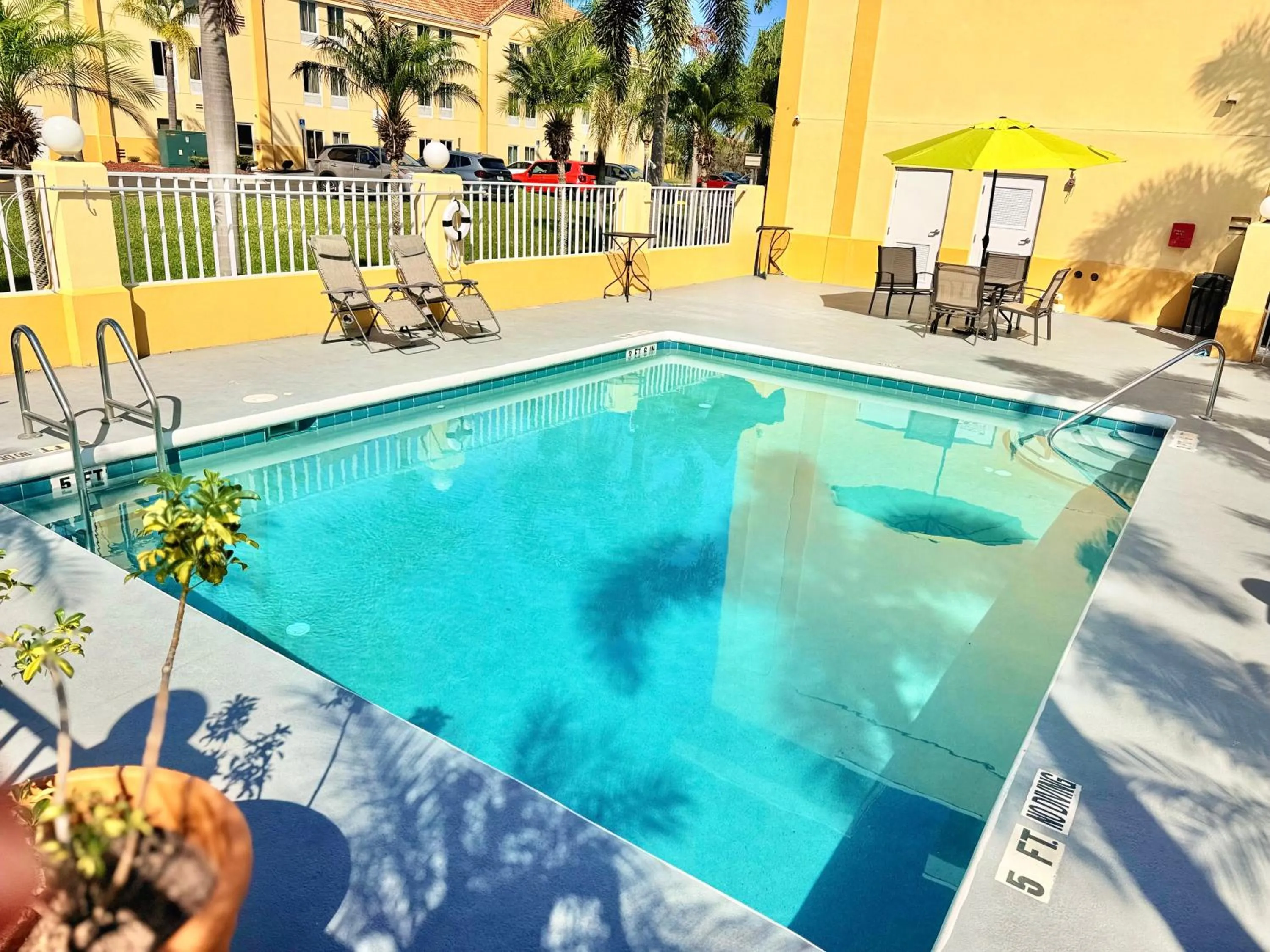 Swimming pool in La Quinta by Wyndham Orlando Universal area - Free Shuttle to Universal