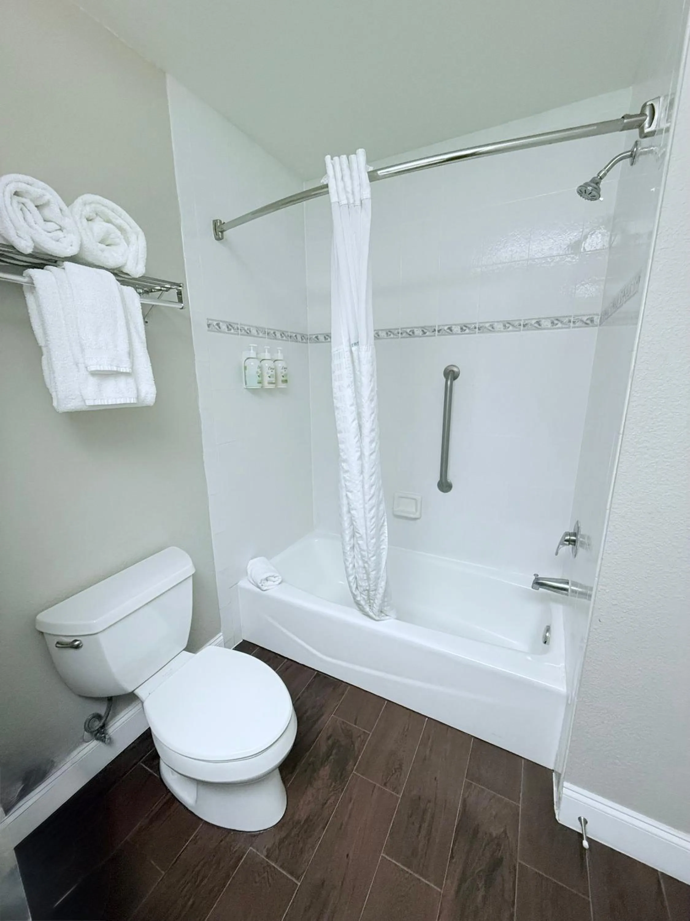 Shower in La Quinta by Wyndham Orlando Universal area - Free Shuttle to Universal