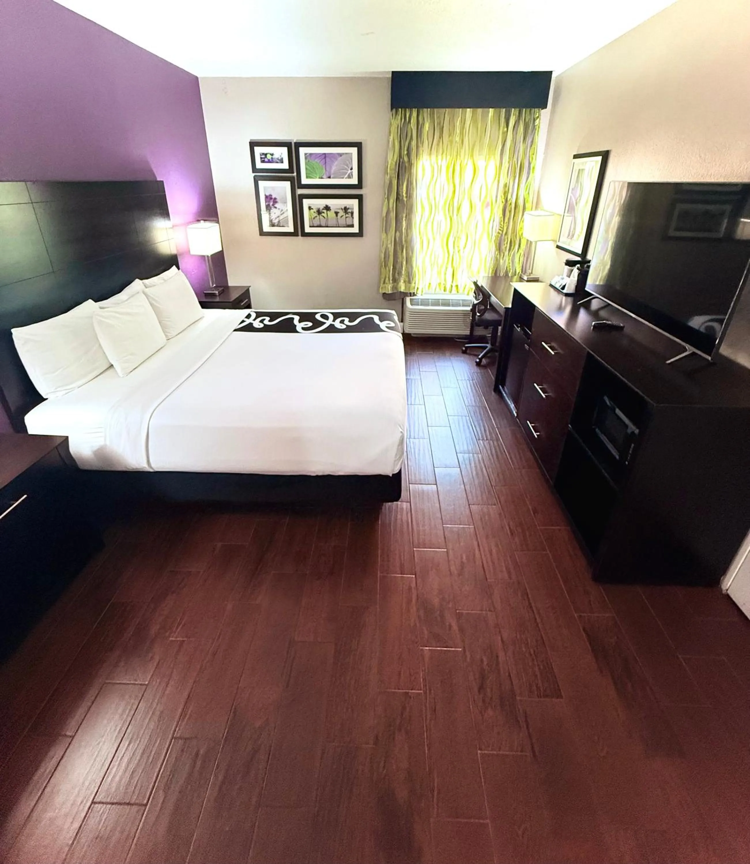 Bed in La Quinta by Wyndham Orlando Universal area - Free Shuttle to Universal