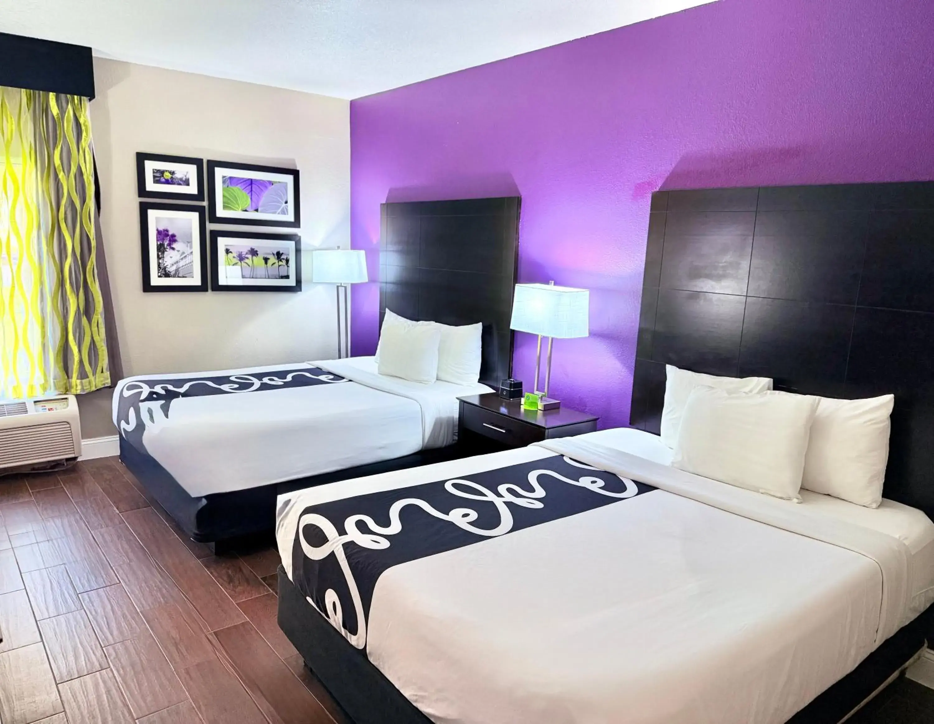 Bed in La Quinta by Wyndham Orlando Universal area - Free Shuttle to Universal Bed in La Quinta by Wyndham Orlando Universal area - Free Shuttle to Universal