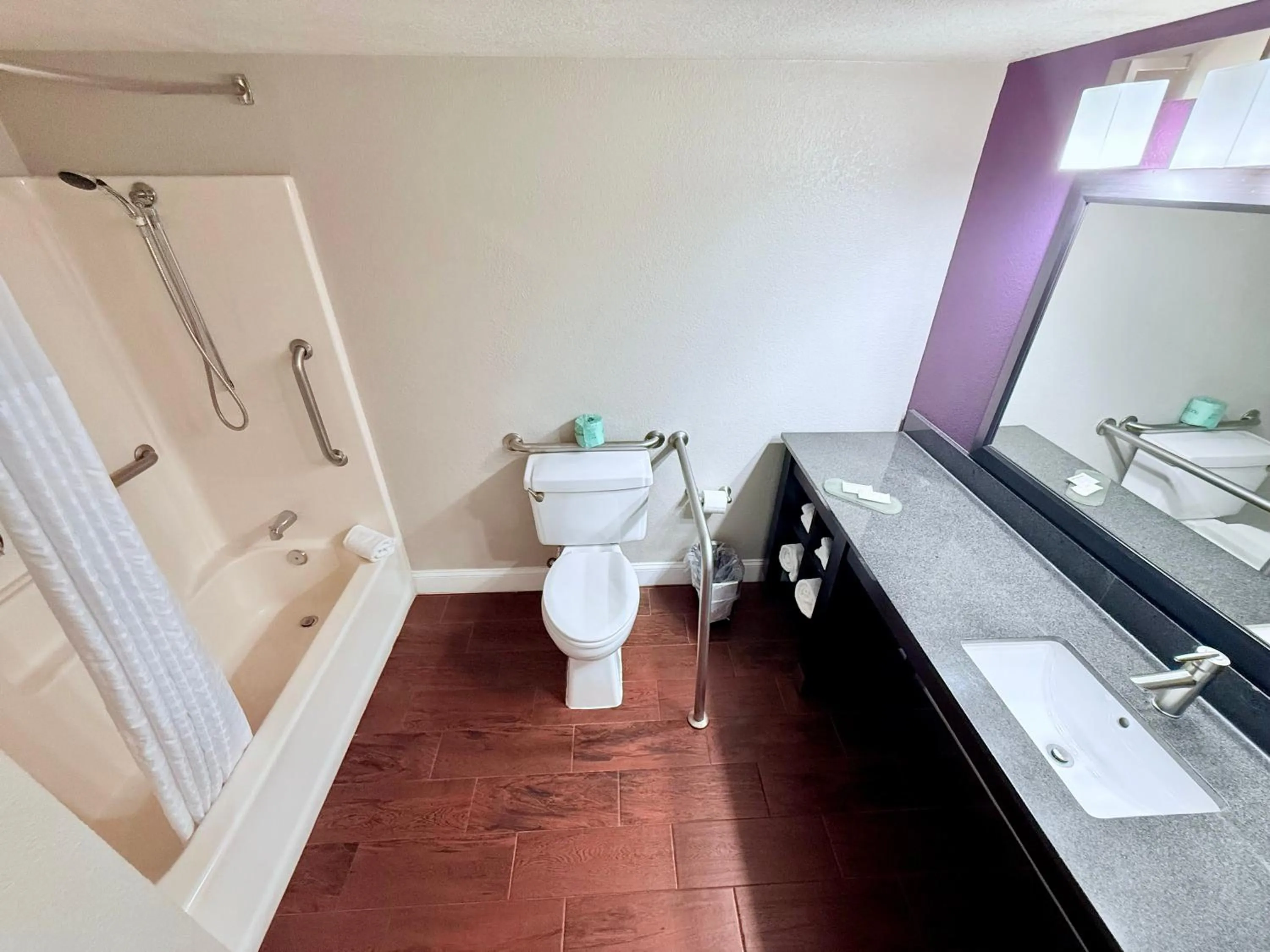 Shower in La Quinta by Wyndham Orlando Universal area - Free Shuttle to Universal