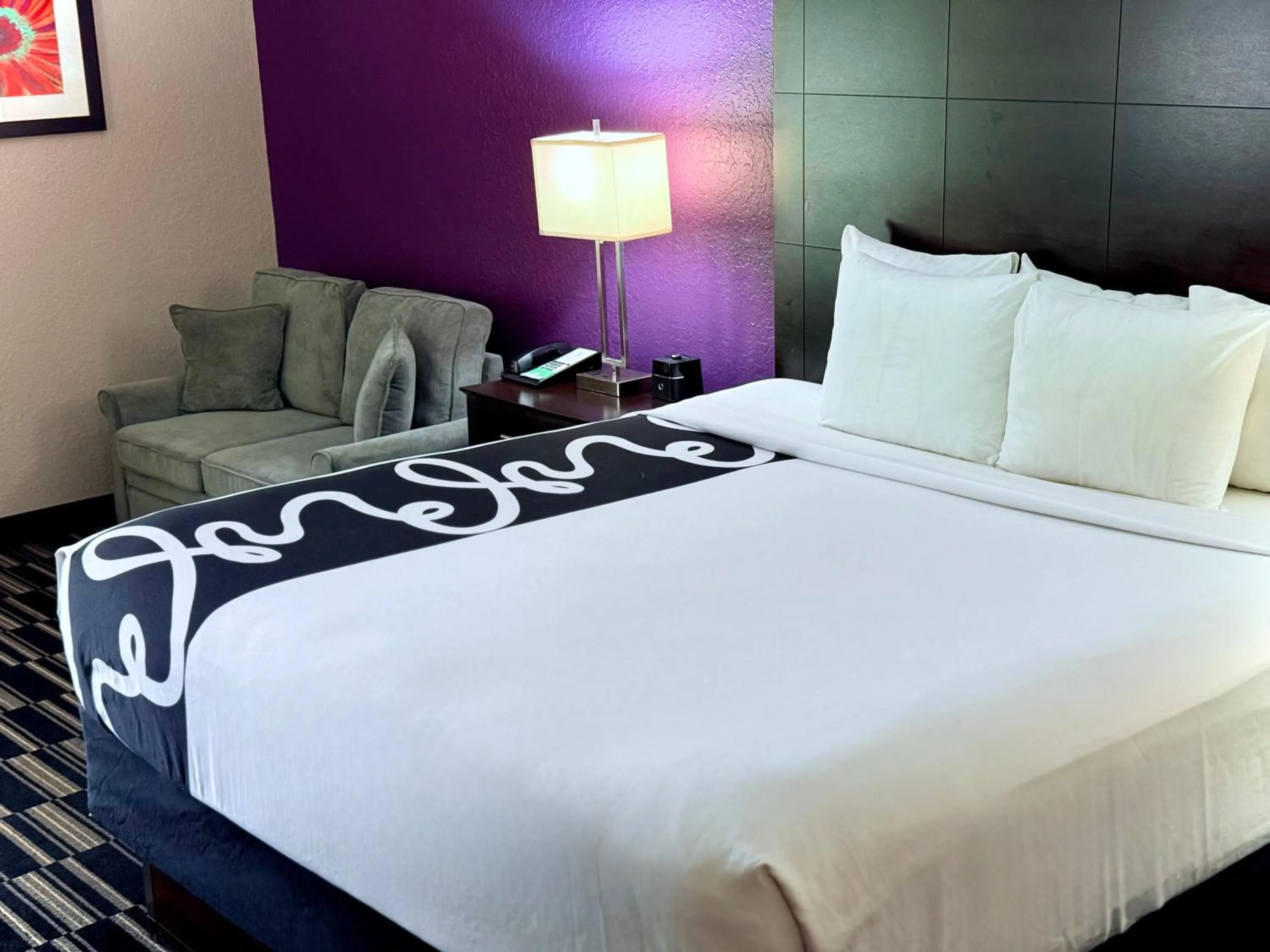 Bed in La Quinta by Wyndham Orlando Universal area - Free Shuttle to Universal