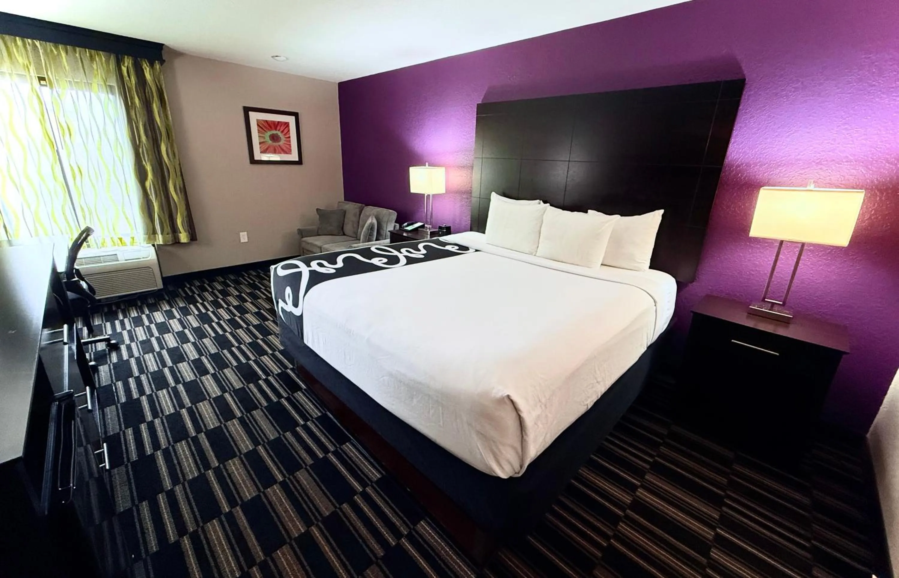 Bed in La Quinta by Wyndham Orlando Universal area - Free Shuttle to Universal