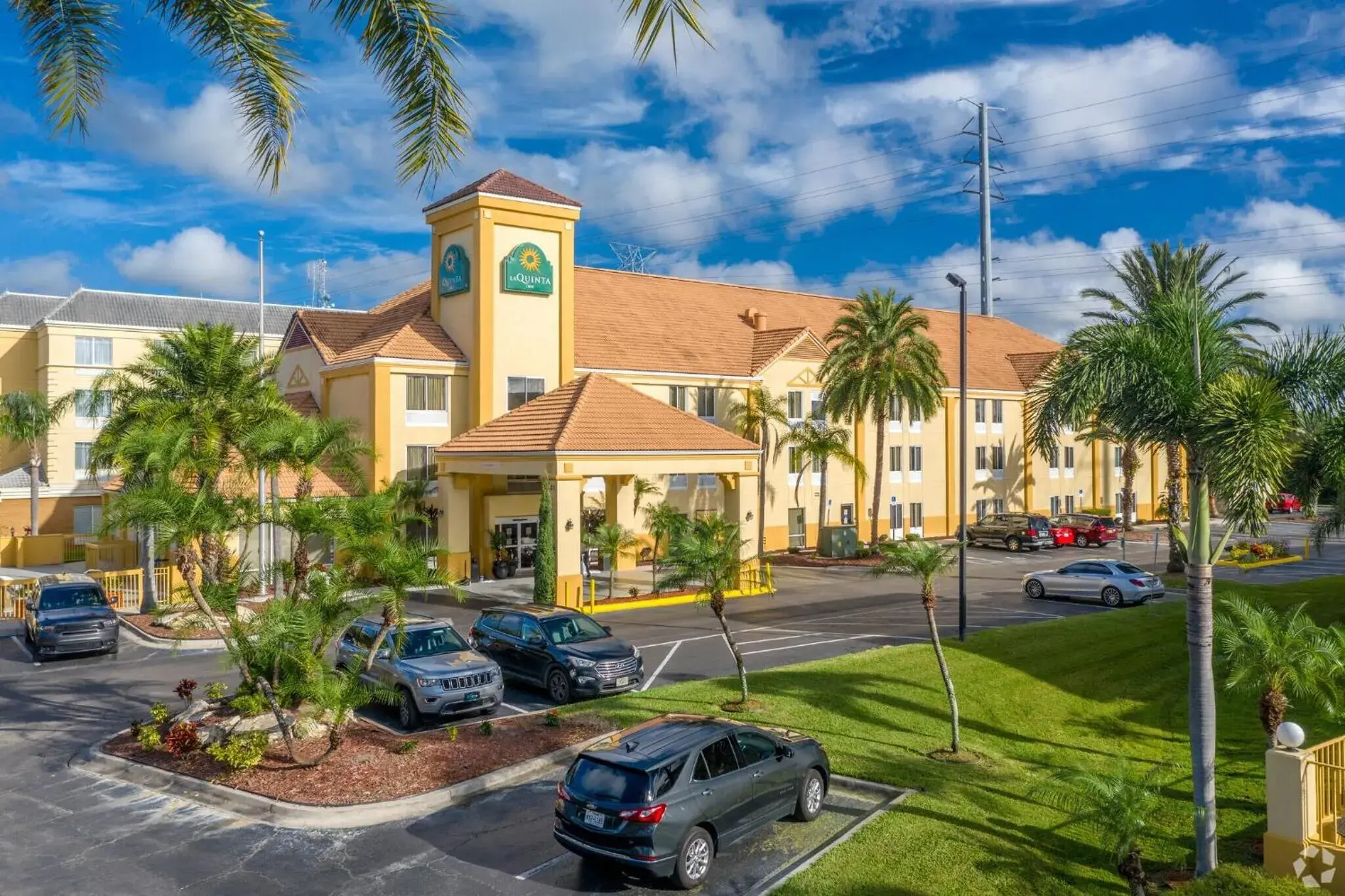 Property building in La Quinta by Wyndham Orlando Universal area - Free Shuttle to Universal Property building in La Quinta by Wyndham Orlando Universal area - Free Shuttle to Universal