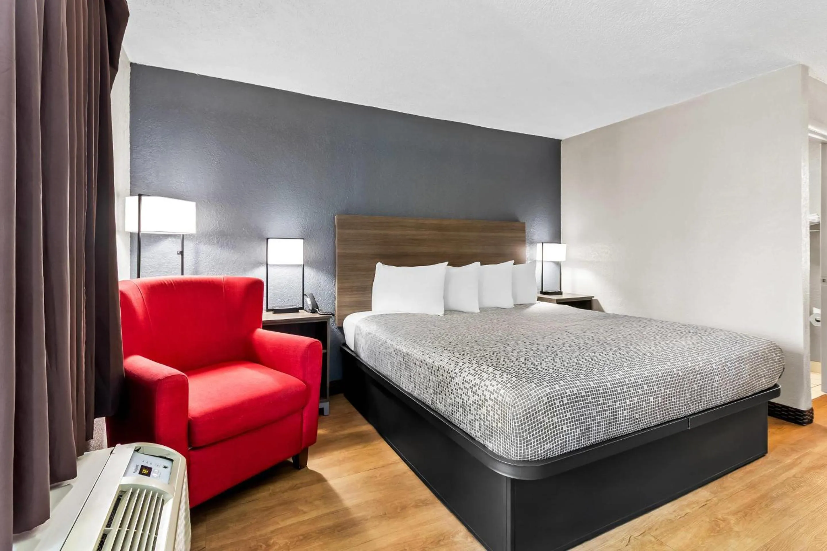 Bedroom, Bed in Econo Lodge