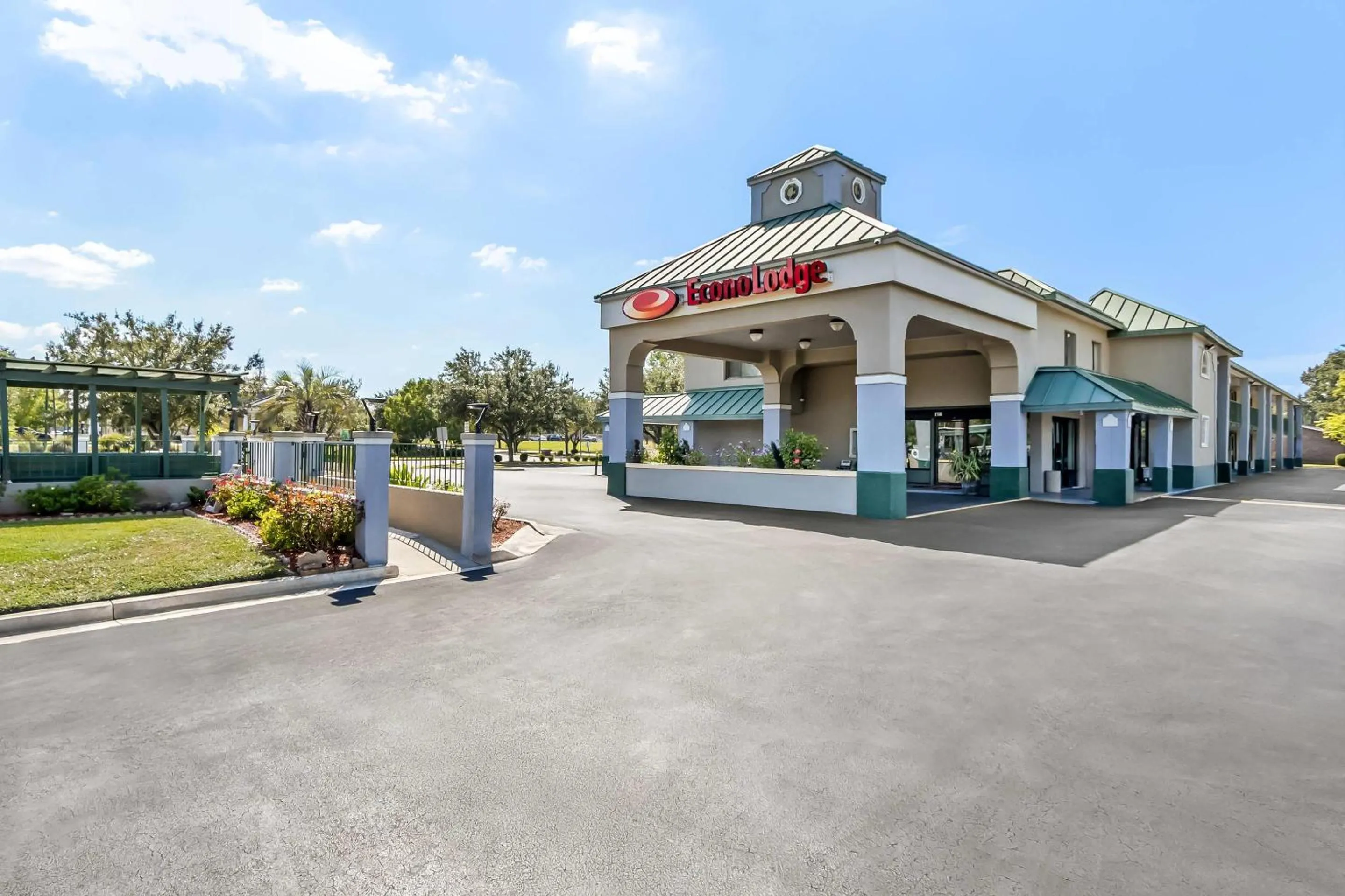 Property building in Econo Lodge