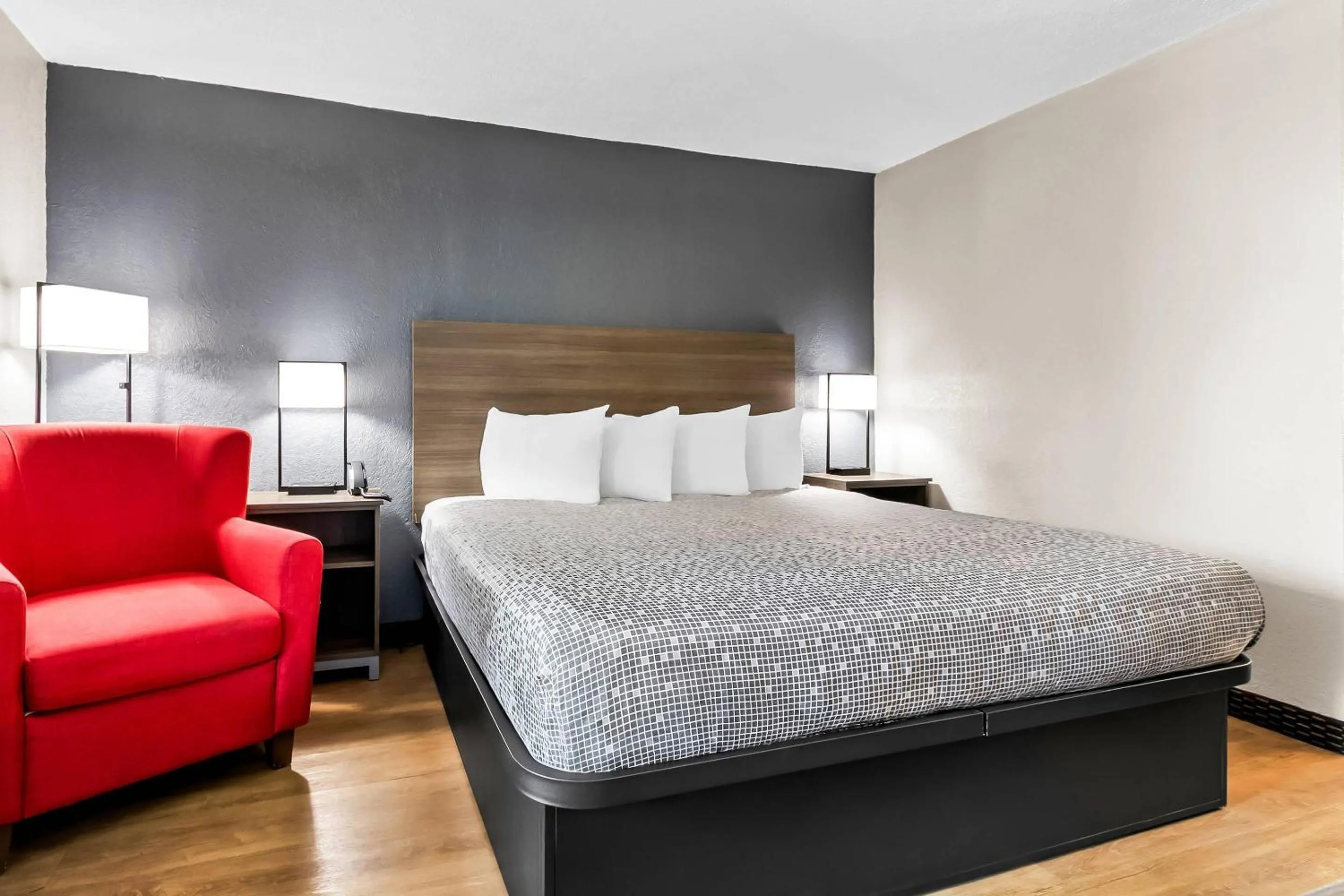 Bedroom, Bed in Econo Lodge