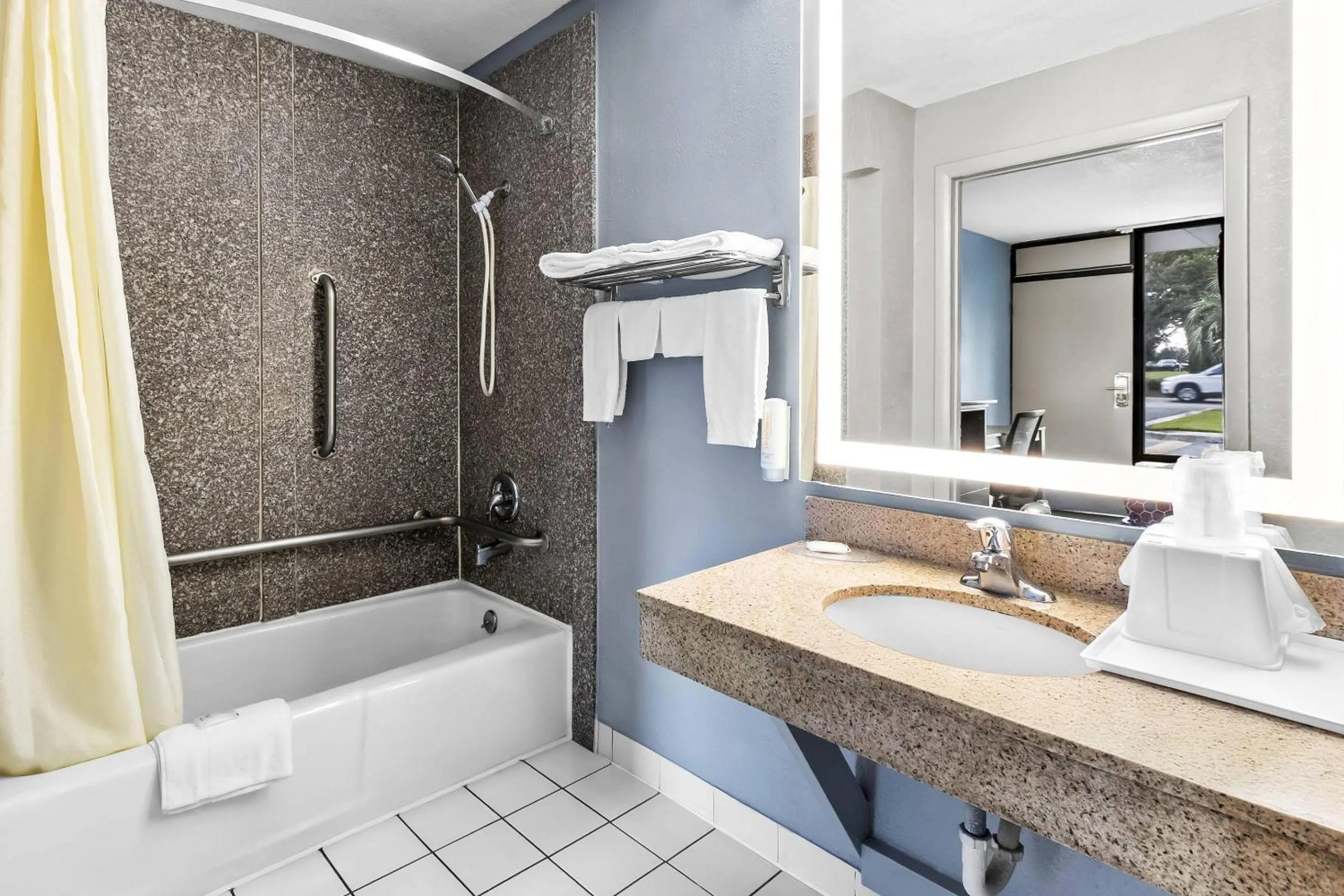 Bedroom in Econo Lodge