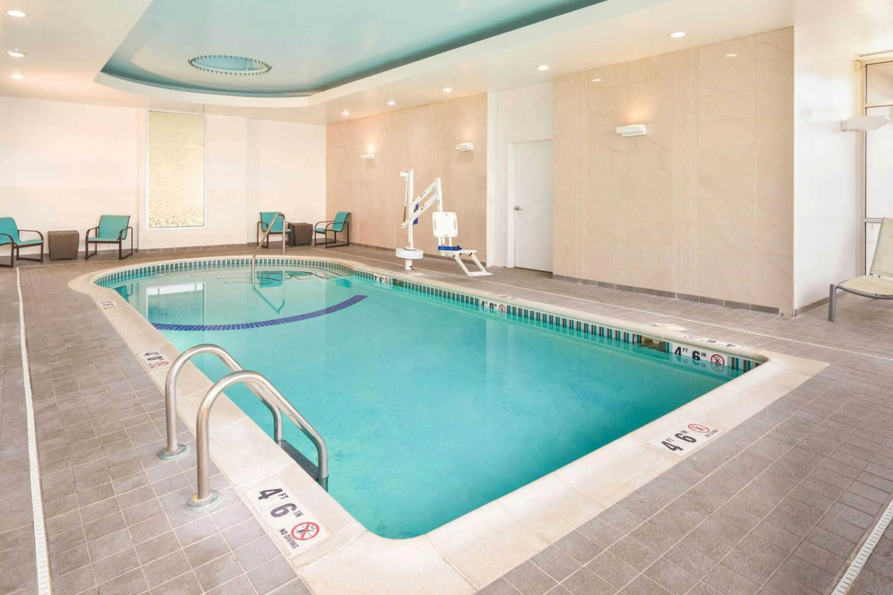 Swimming pool in SpringHill Suites by Marriott Philadelphia Airport / Ridley Park