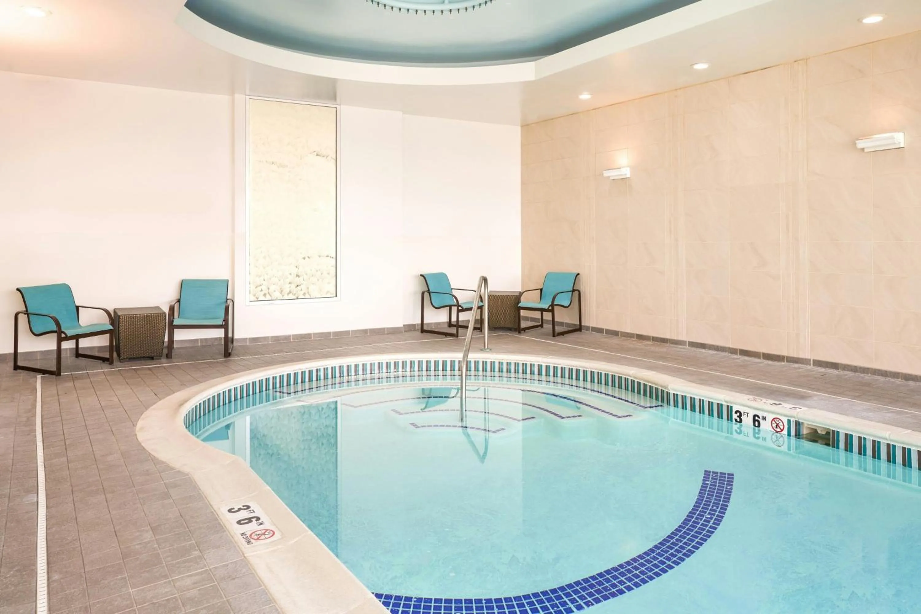 Swimming pool in SpringHill Suites by Marriott Philadelphia Airport / Ridley Park