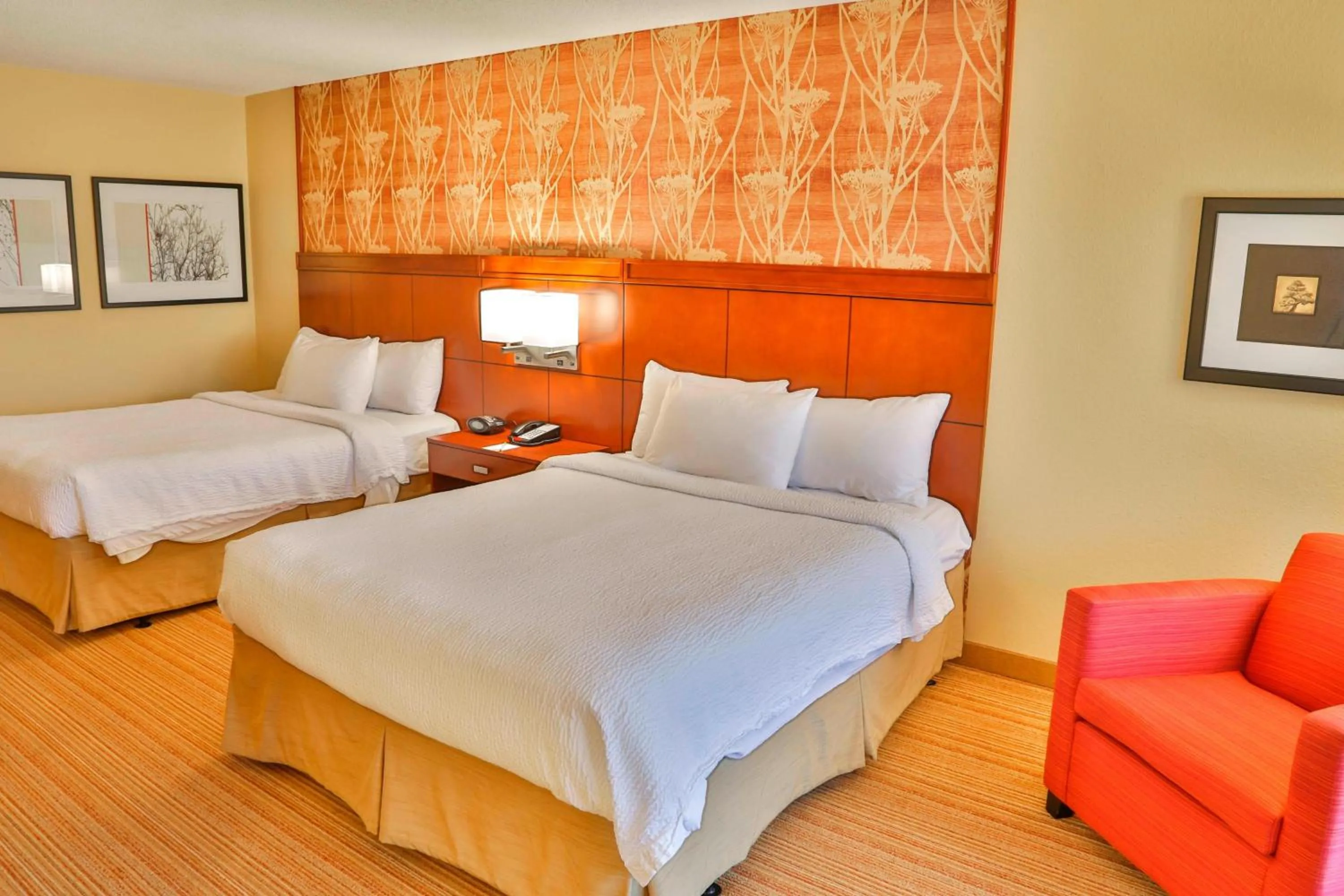 Photo of the whole room, Bed in Courtyard Biloxi North/D'Iberville