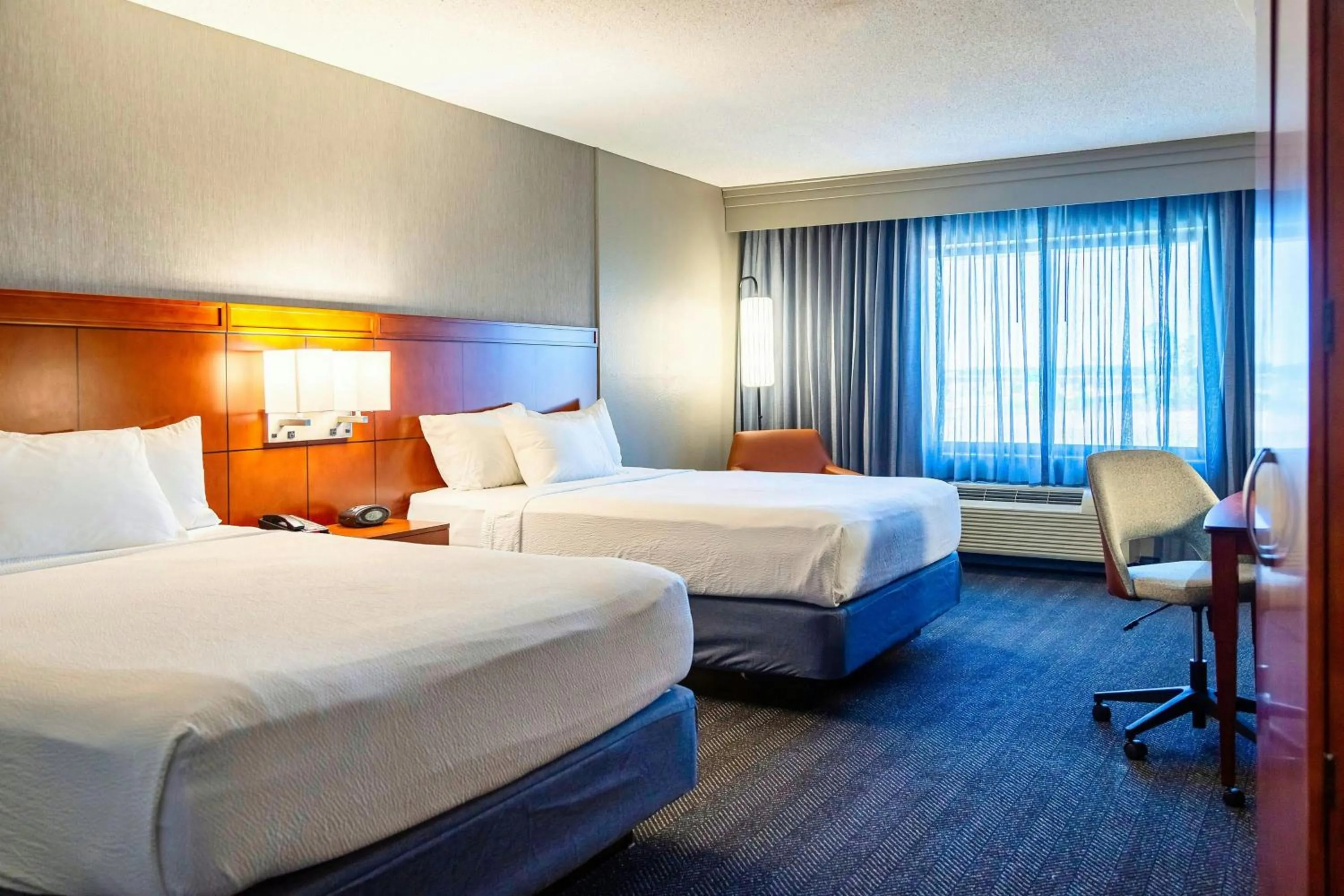 Photo of the whole room, Bed in Courtyard Biloxi North/D'Iberville