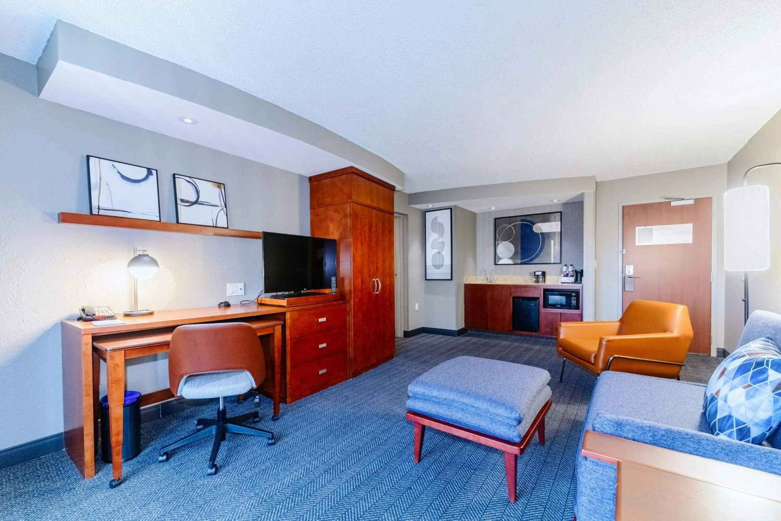 Photo of the whole room in Courtyard Biloxi North/D'Iberville