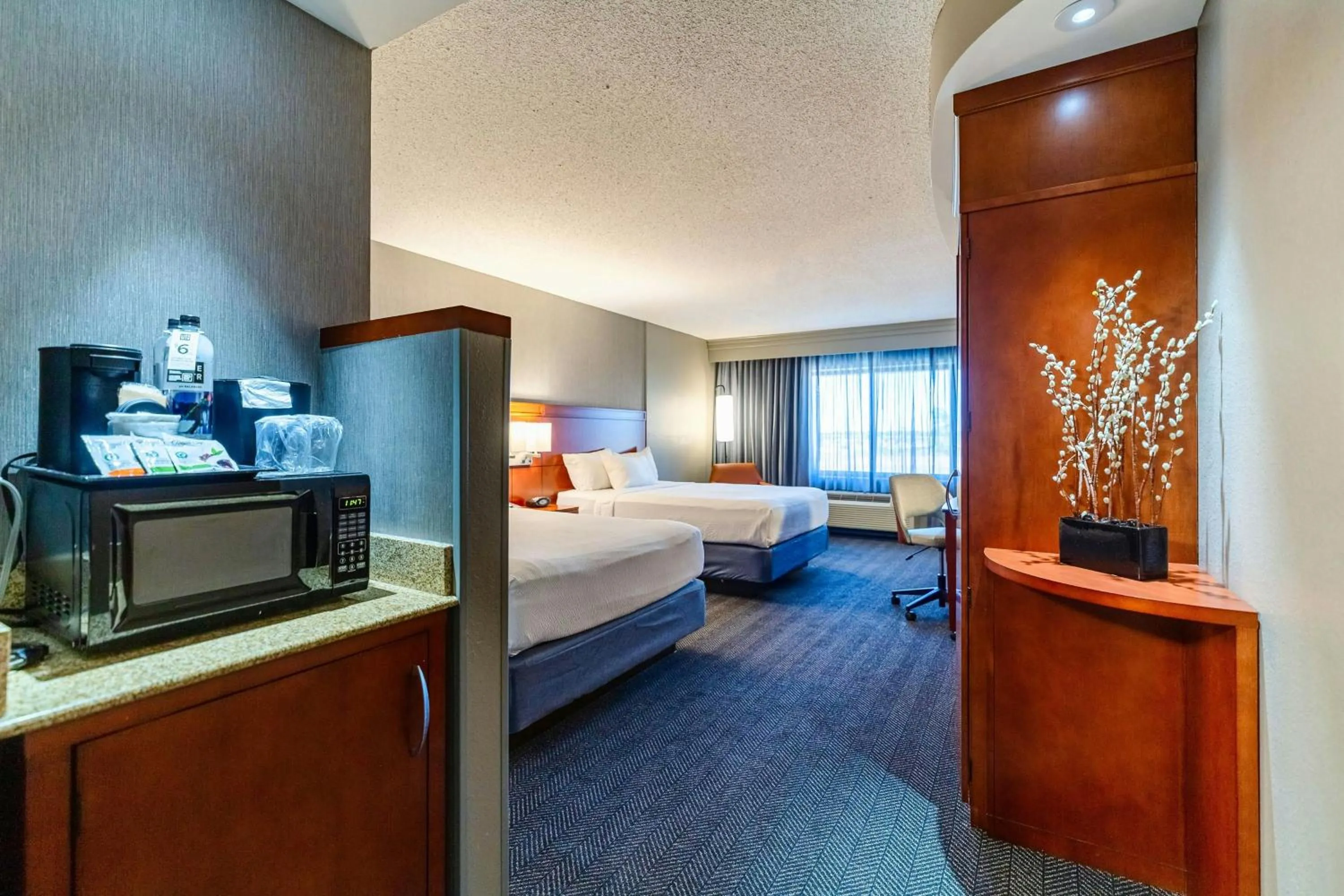 Photo of the whole room, Bed in Courtyard Biloxi North/D'Iberville