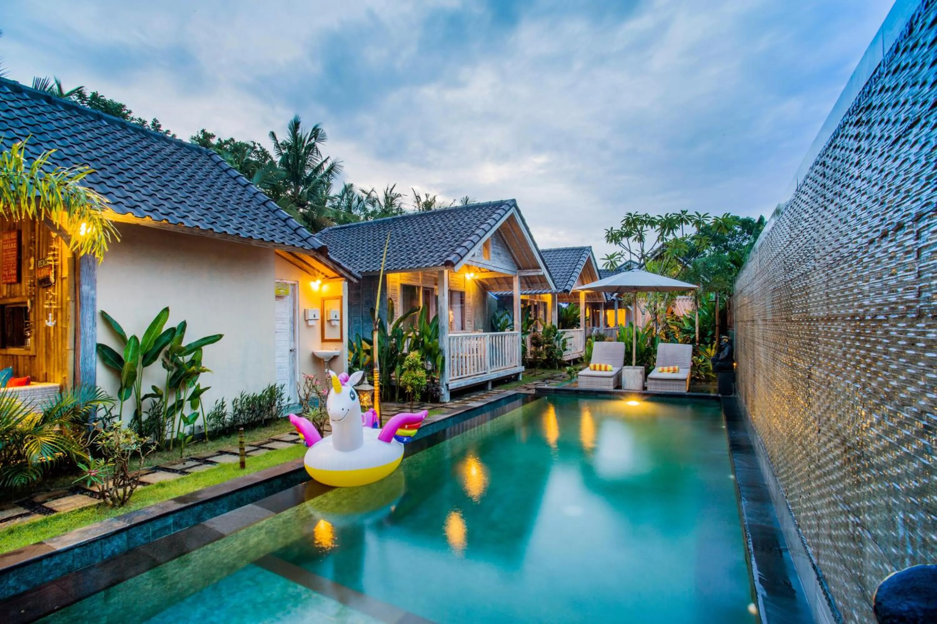 Swimming pool in The Syron Huts Lembongan