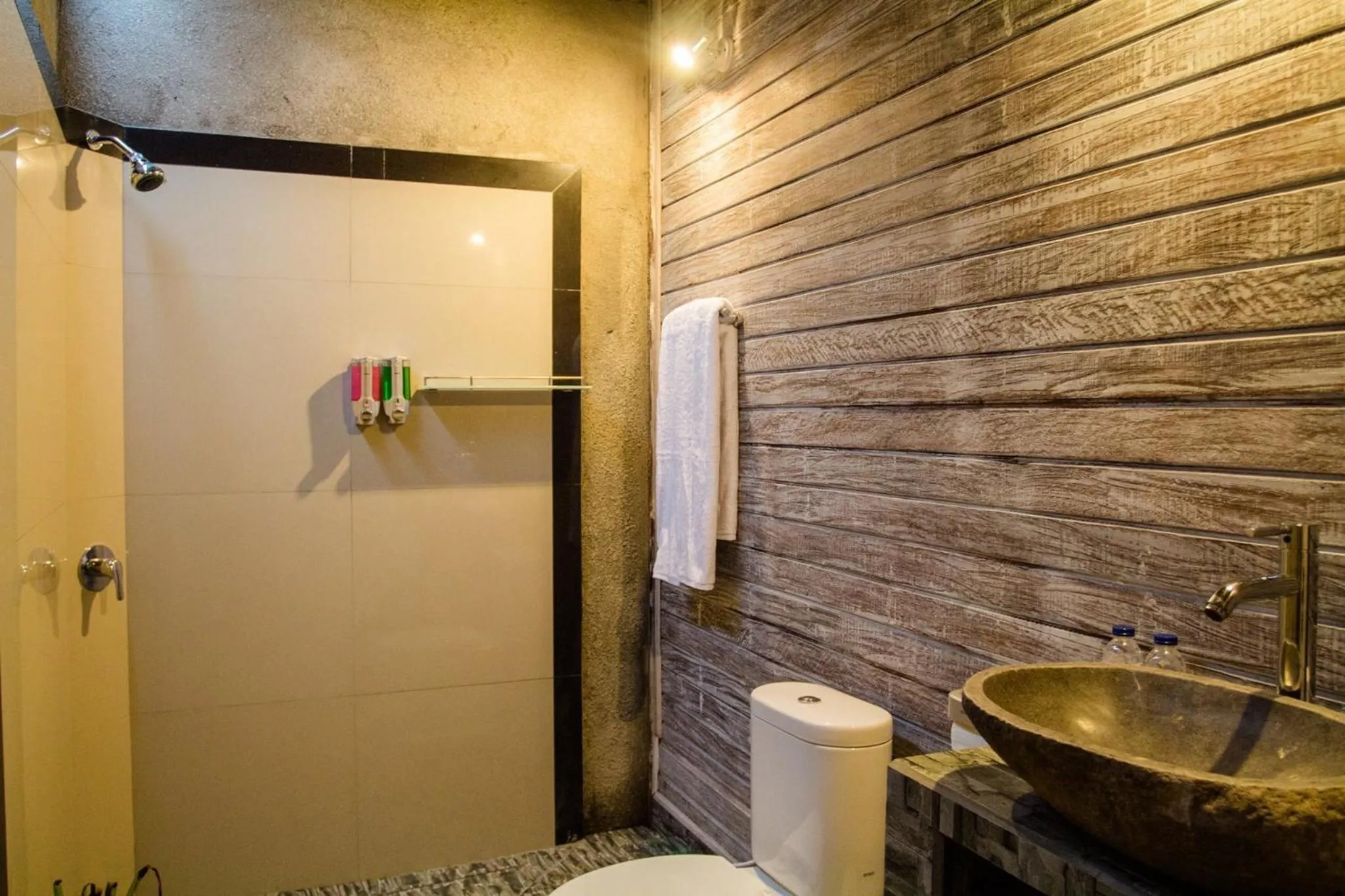 Shower in The Syron Huts Lembongan