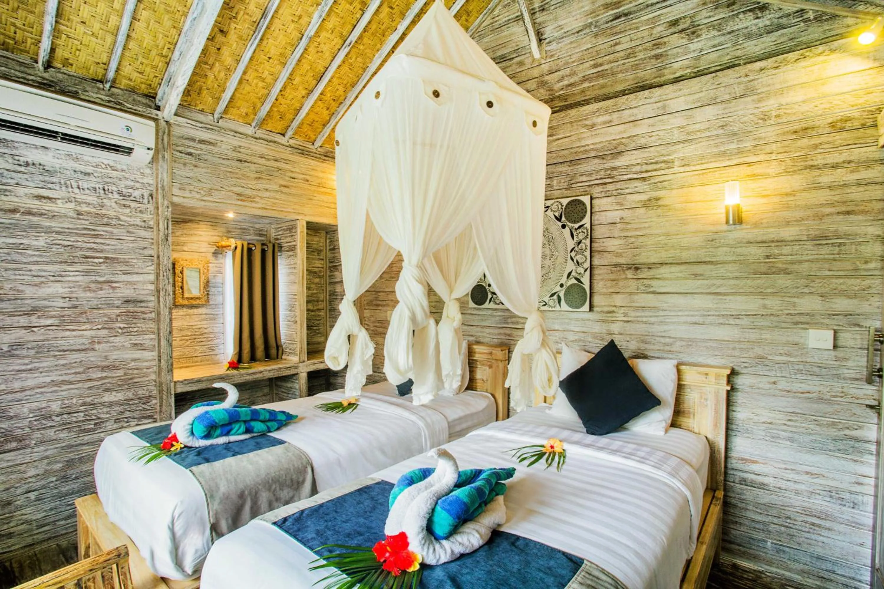 Bed in The Syron Huts Lembongan