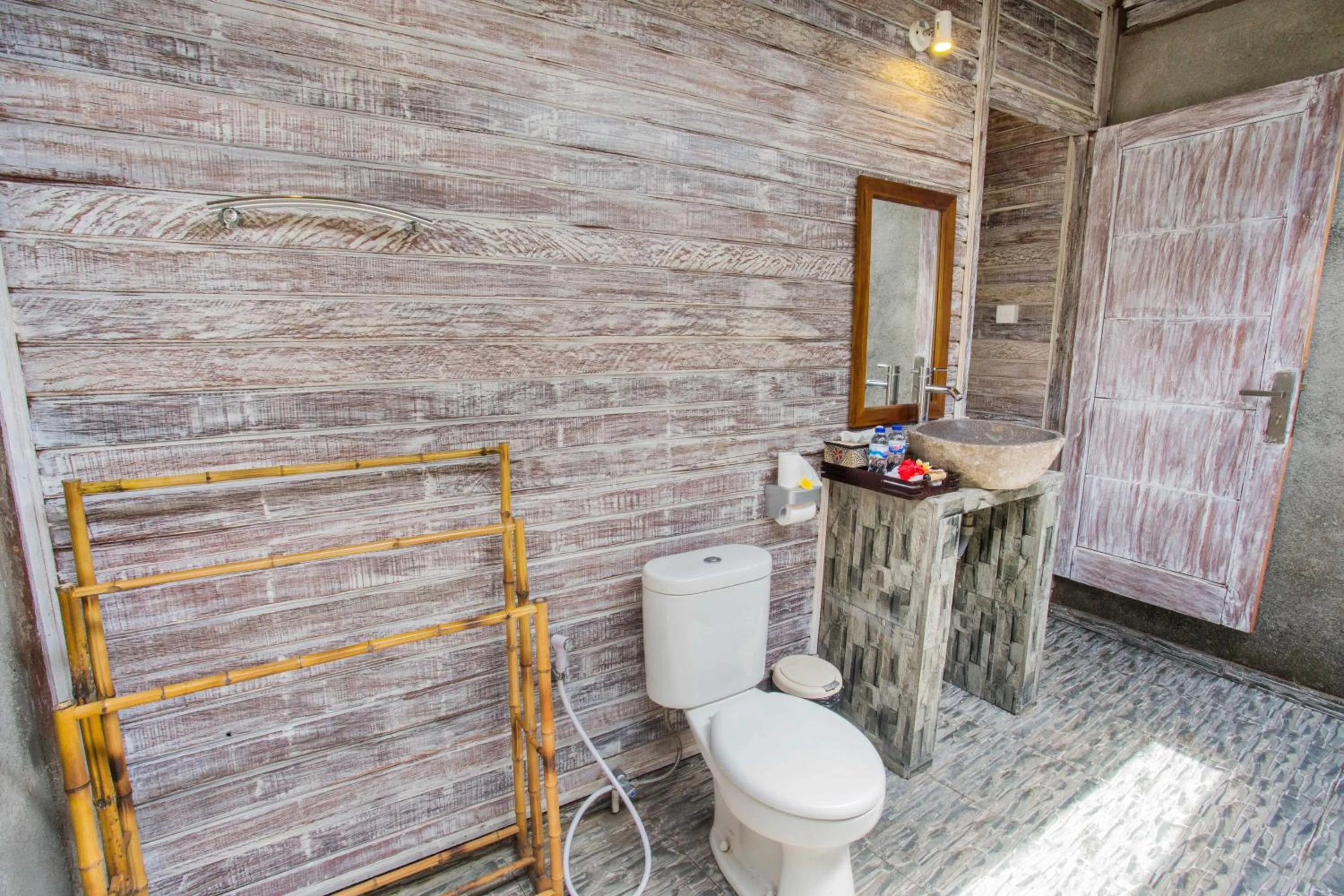 Toilet in The Syron Huts Lembongan