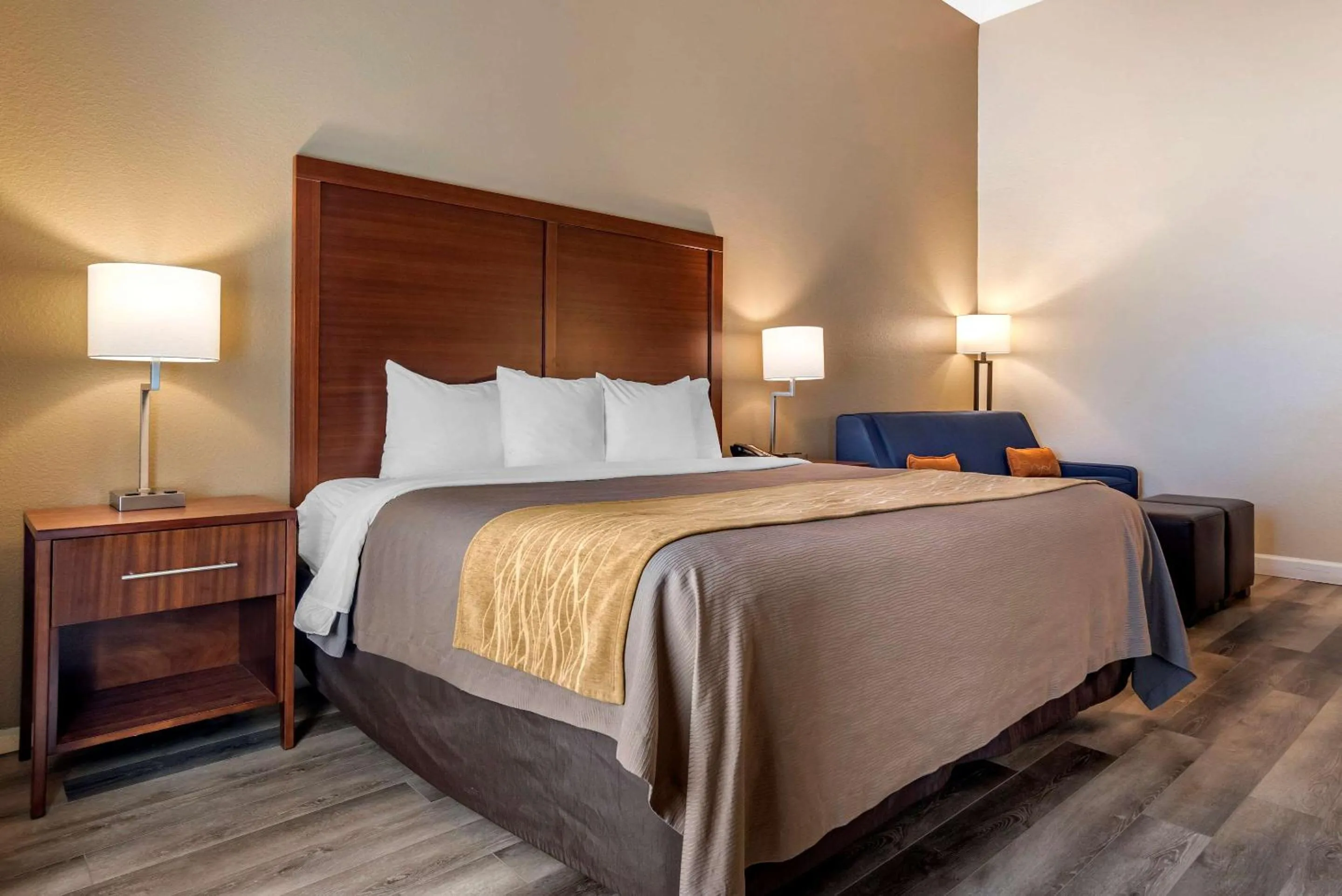 Photo of the whole room, Bed in Comfort Inn & Suites Fort Walton Beach