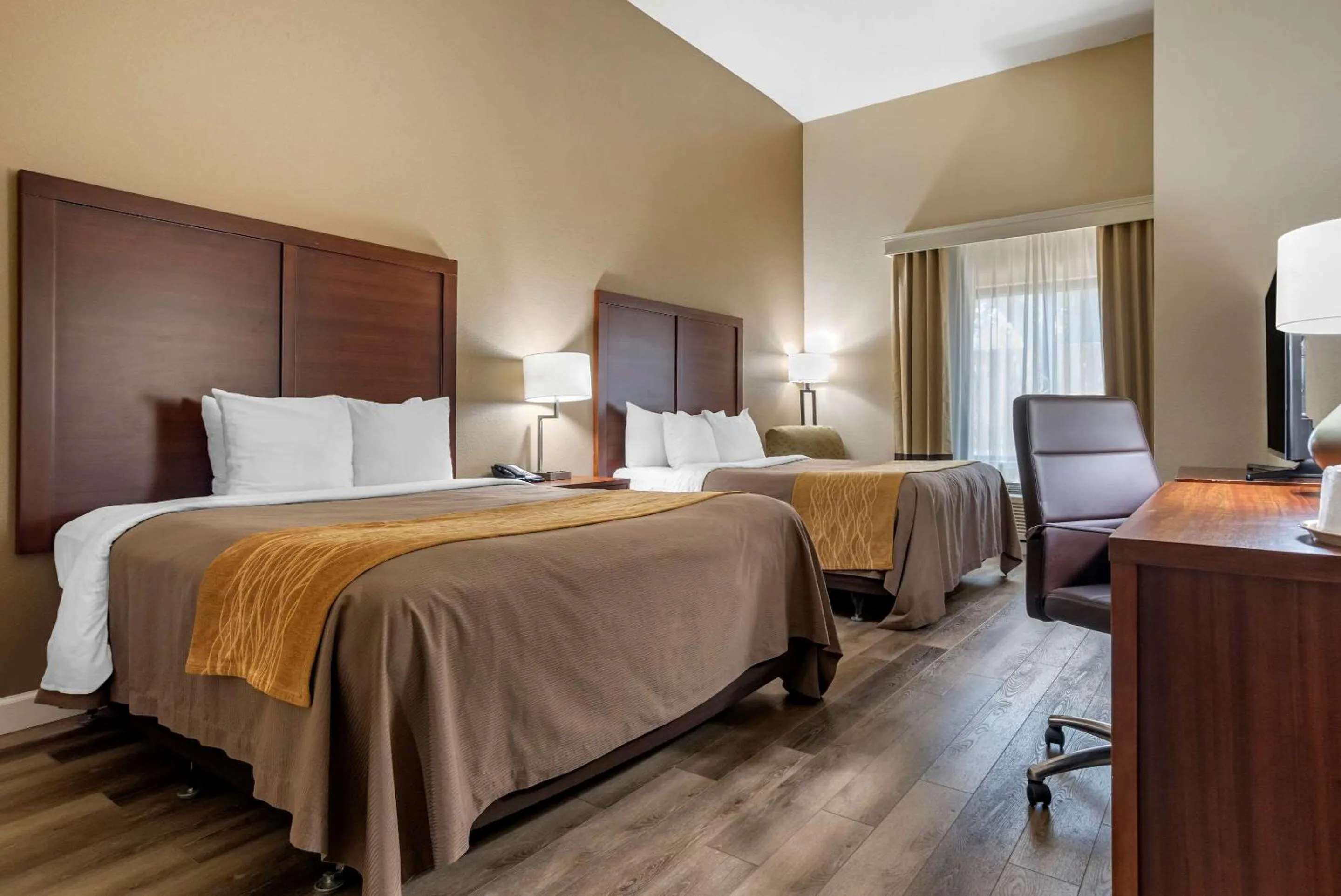 Photo of the whole room, Bed in Comfort Inn & Suites Fort Walton Beach