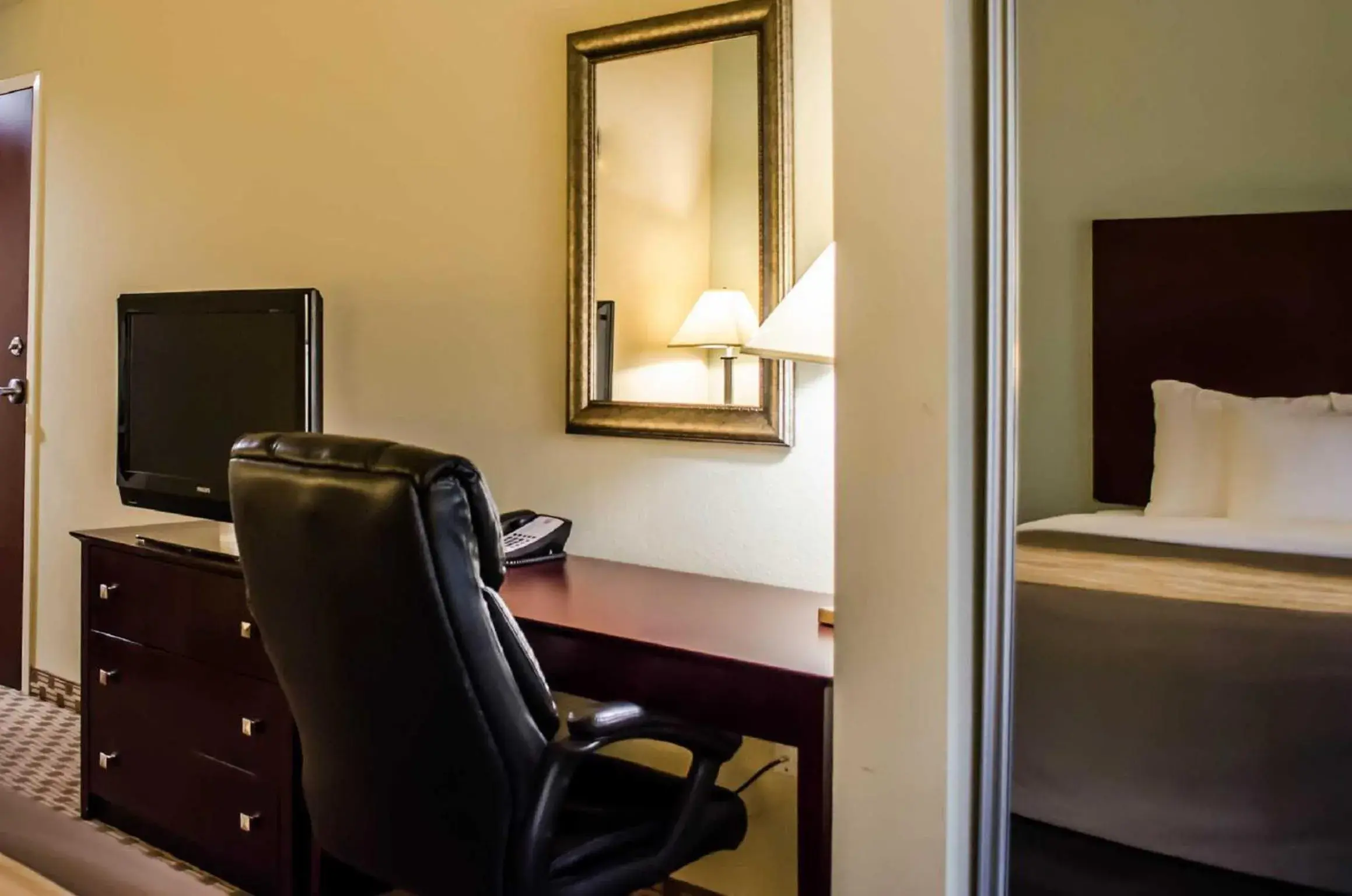 Queen Room with Two Queen Beds - Accessible/Non-Smoking in Comfort Inn & Suites Fort Walton Beach - Destin West Queen Room with Two Queen Beds - Accessible/Non-Smoking in Comfort Inn & Suites Fort Walton Beach - Destin West