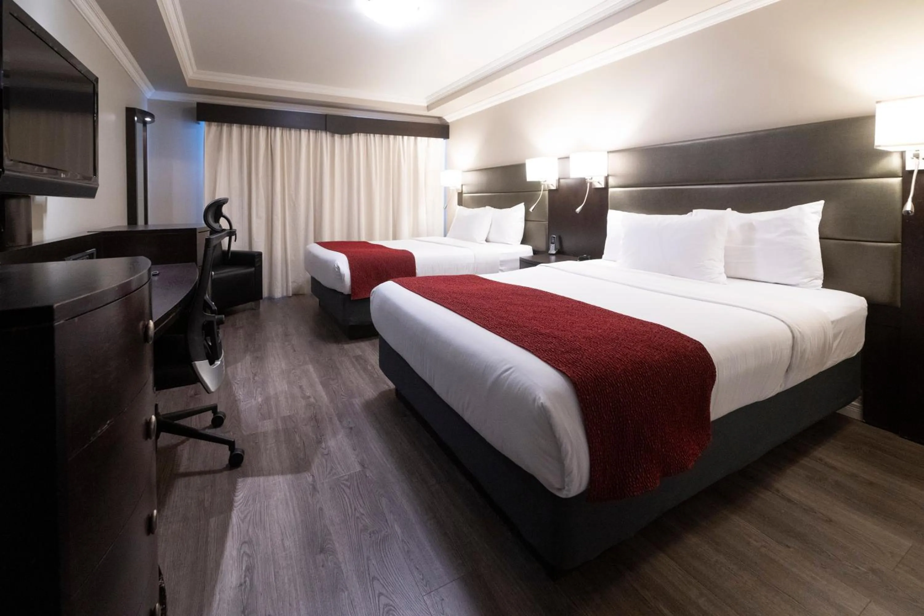 Photo of the whole room, Bed in Hotel & Suites Le Dauphin Drummondville