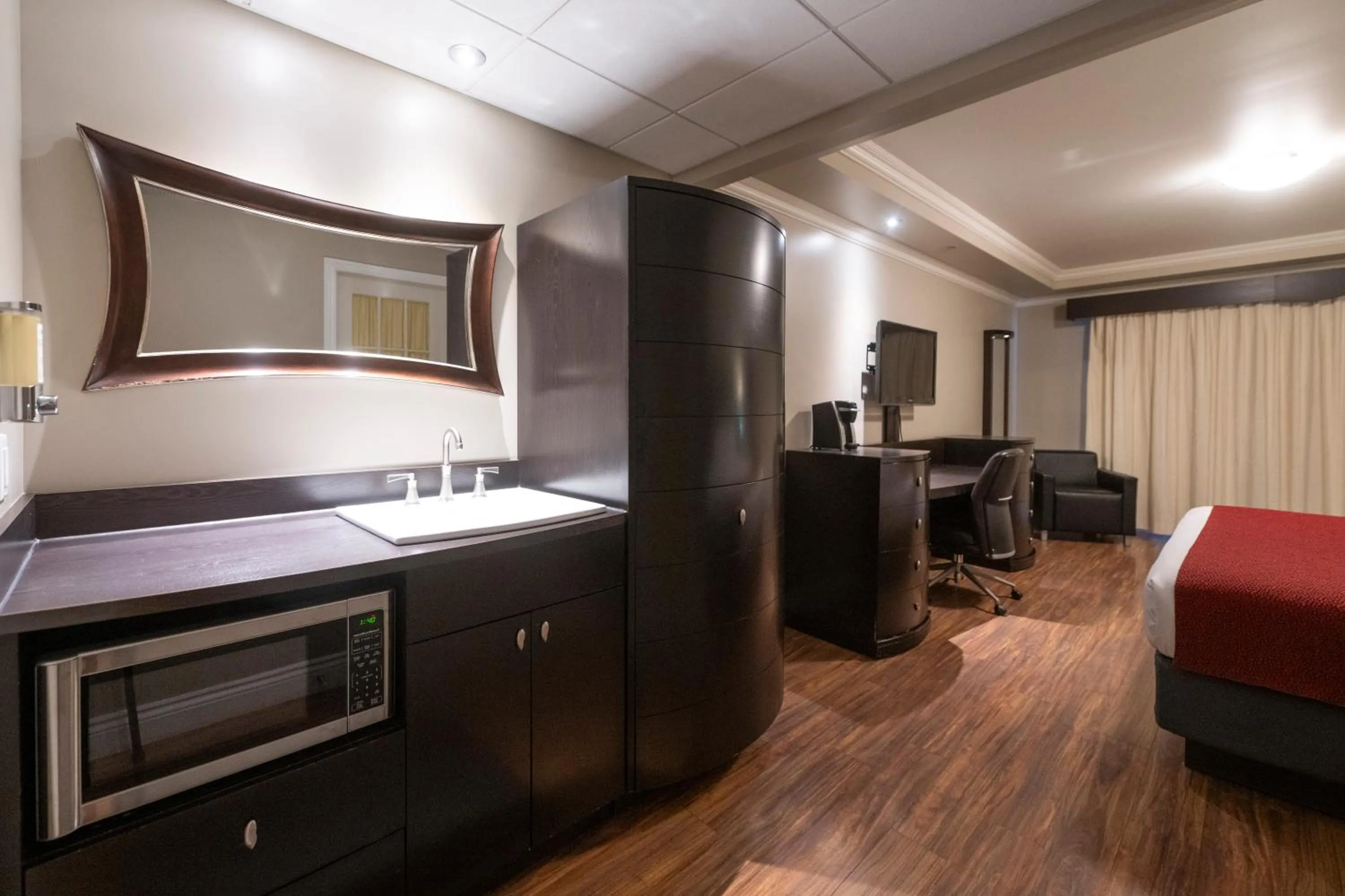 Photo of the whole room in Hotel & Suites Le Dauphin Drummondville