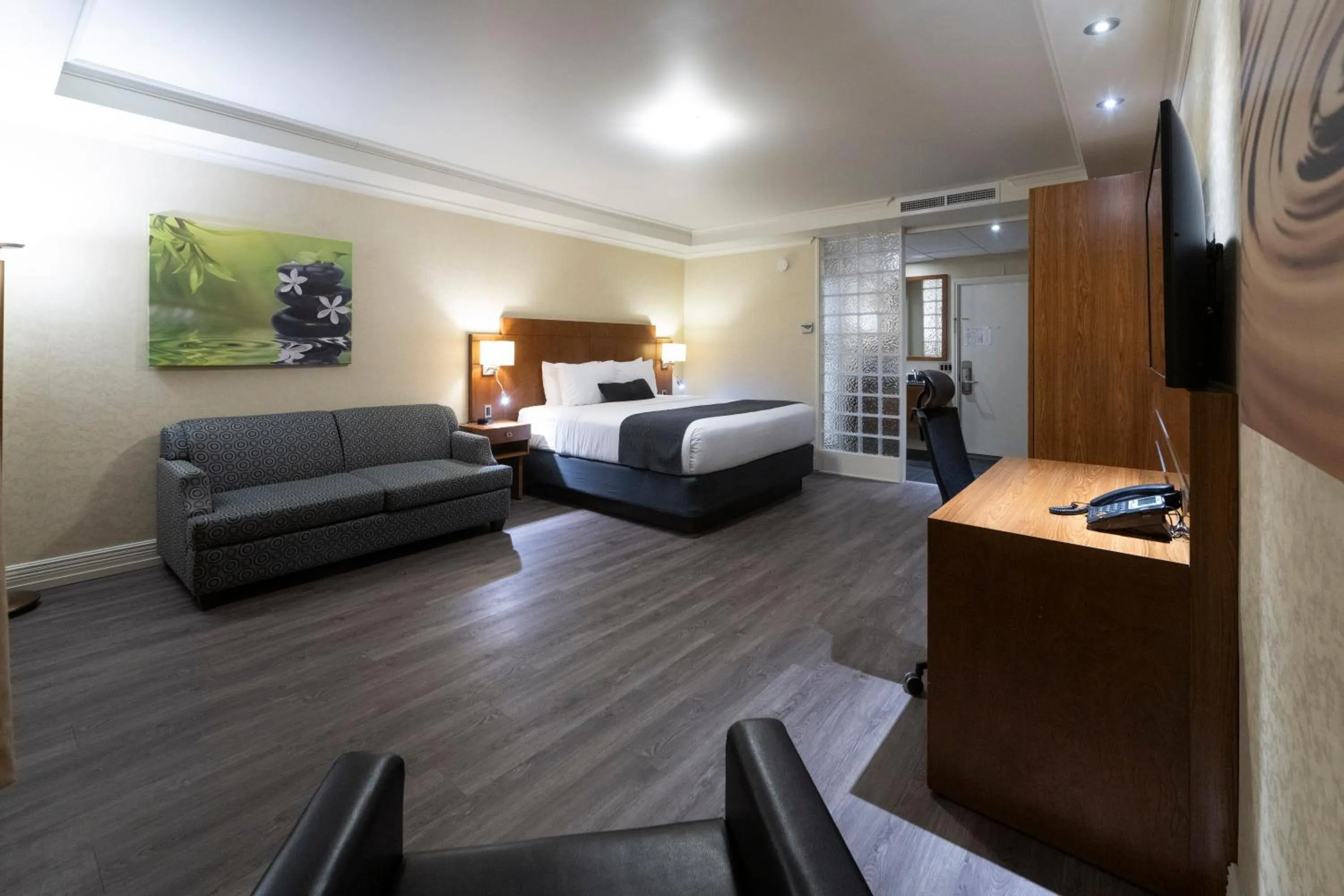 Photo of the whole room, Bed in Hotel & Suites Le Dauphin Drummondville