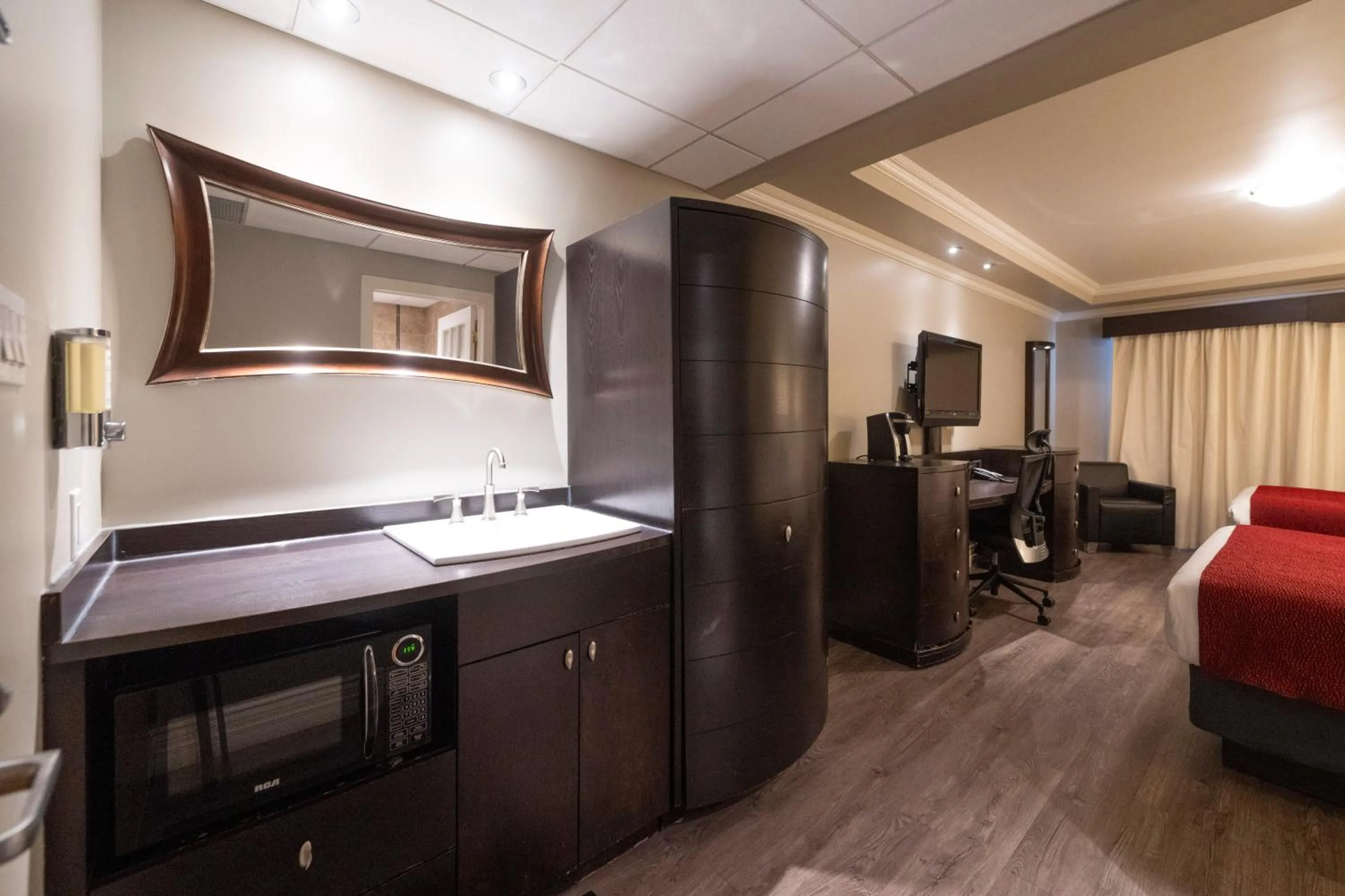 Bedroom, Bed in Hotel & Suites Le Dauphin Drummondville