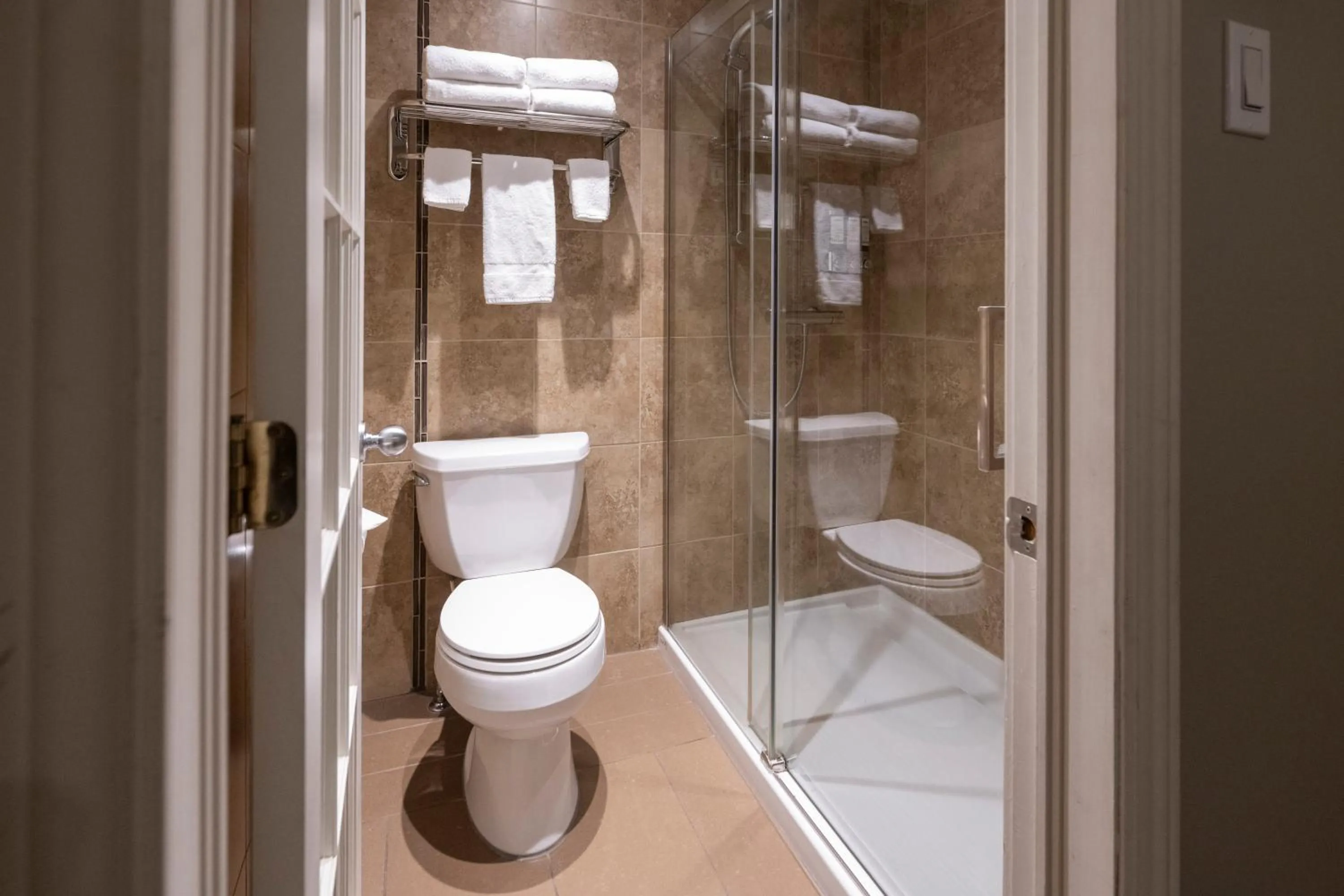 Bathroom in Hotel & Suites Le Dauphin Drummondville