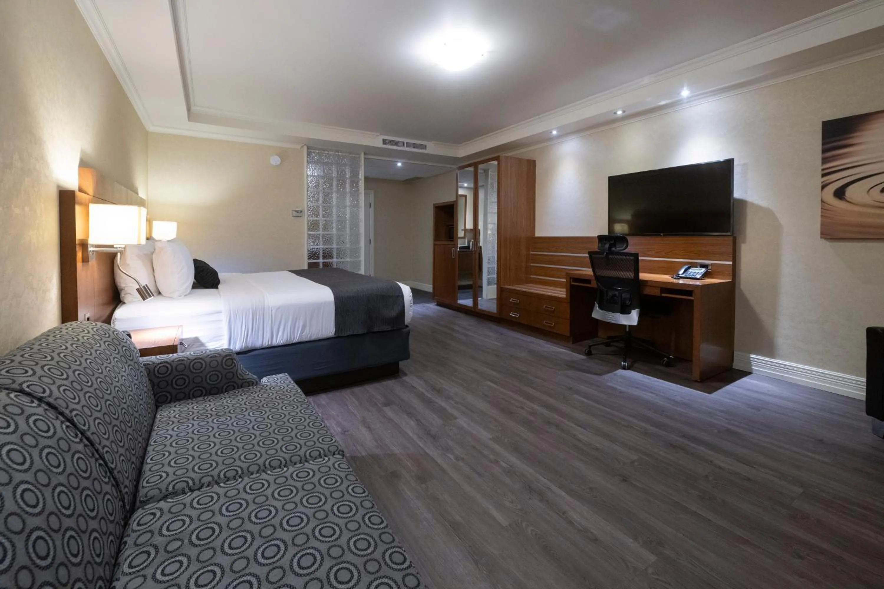 Bed in Hotel & Suites Le Dauphin Drummondville