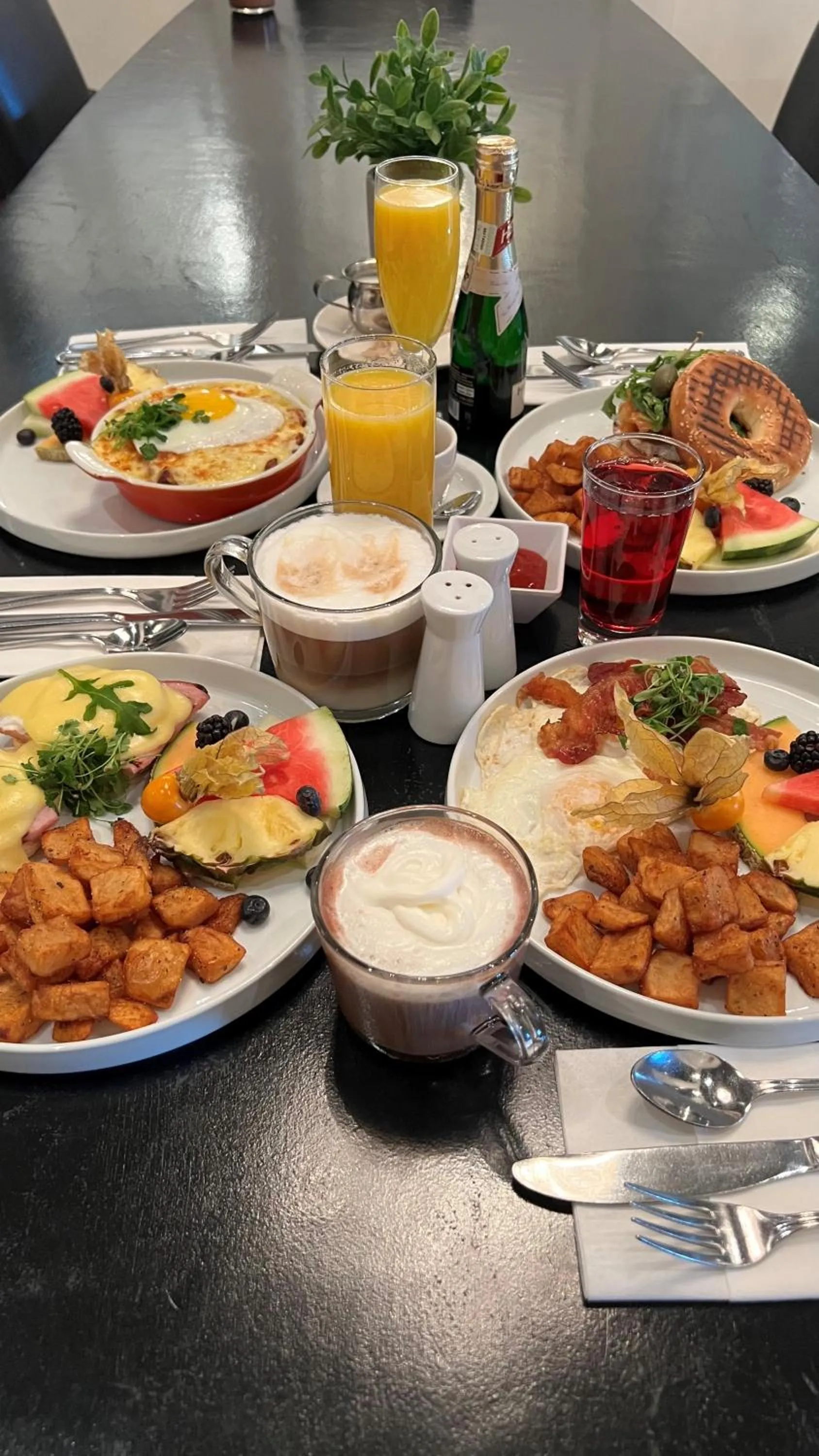 Restaurant/places to eat in Hotel & Suites Le Dauphin Drummondville