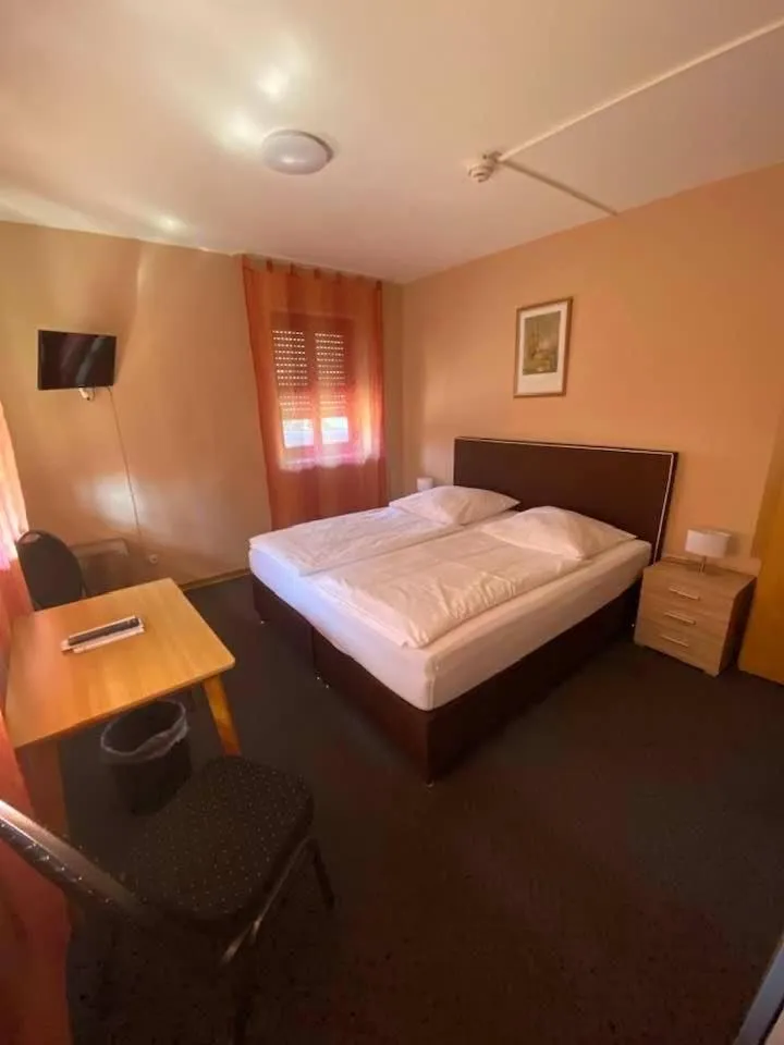 Photo of the whole room, Bed in Hotel-Gasthof "Alter Ritter"