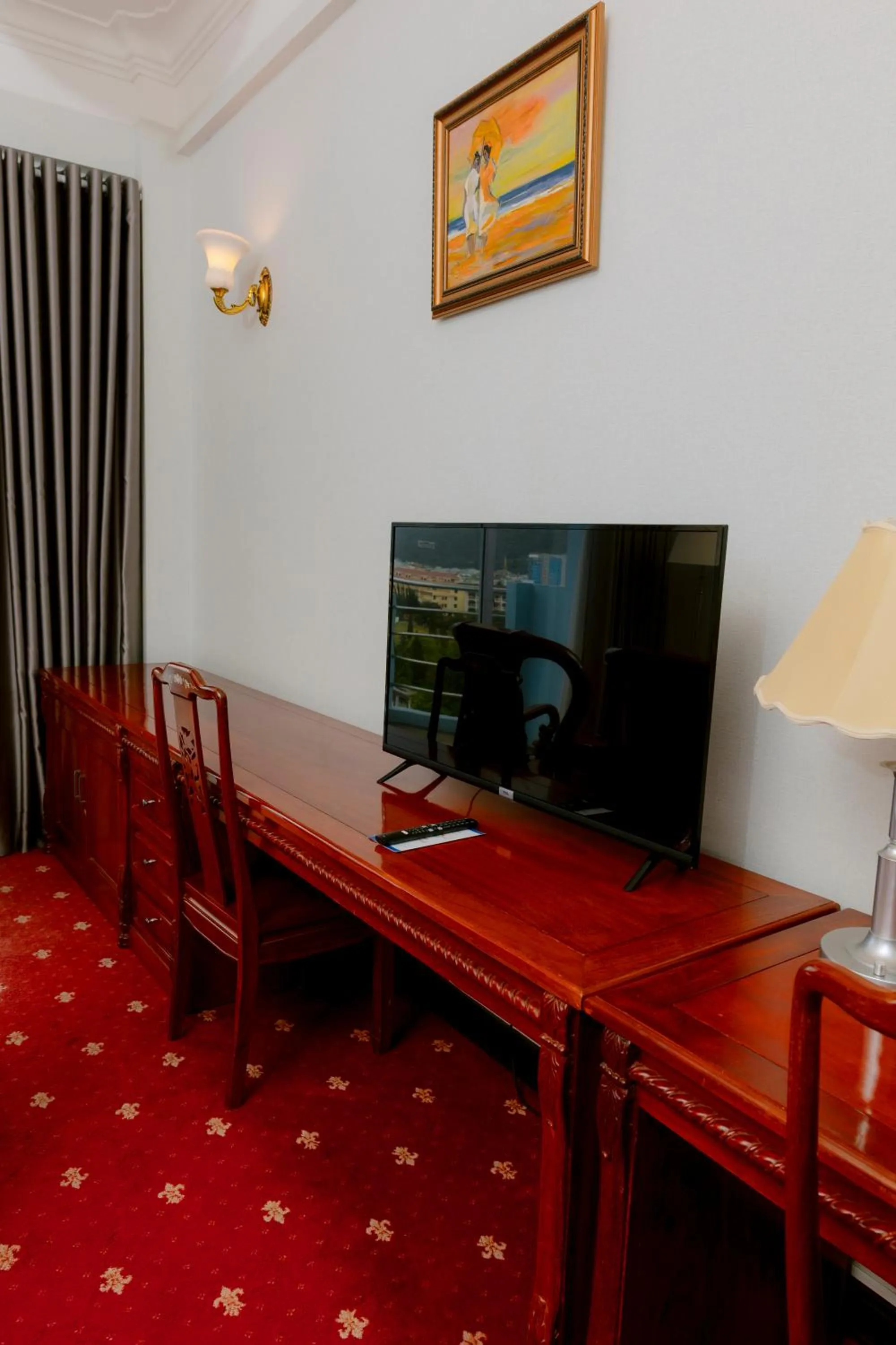 Communal lounge/ TV room in Seagull Hotel