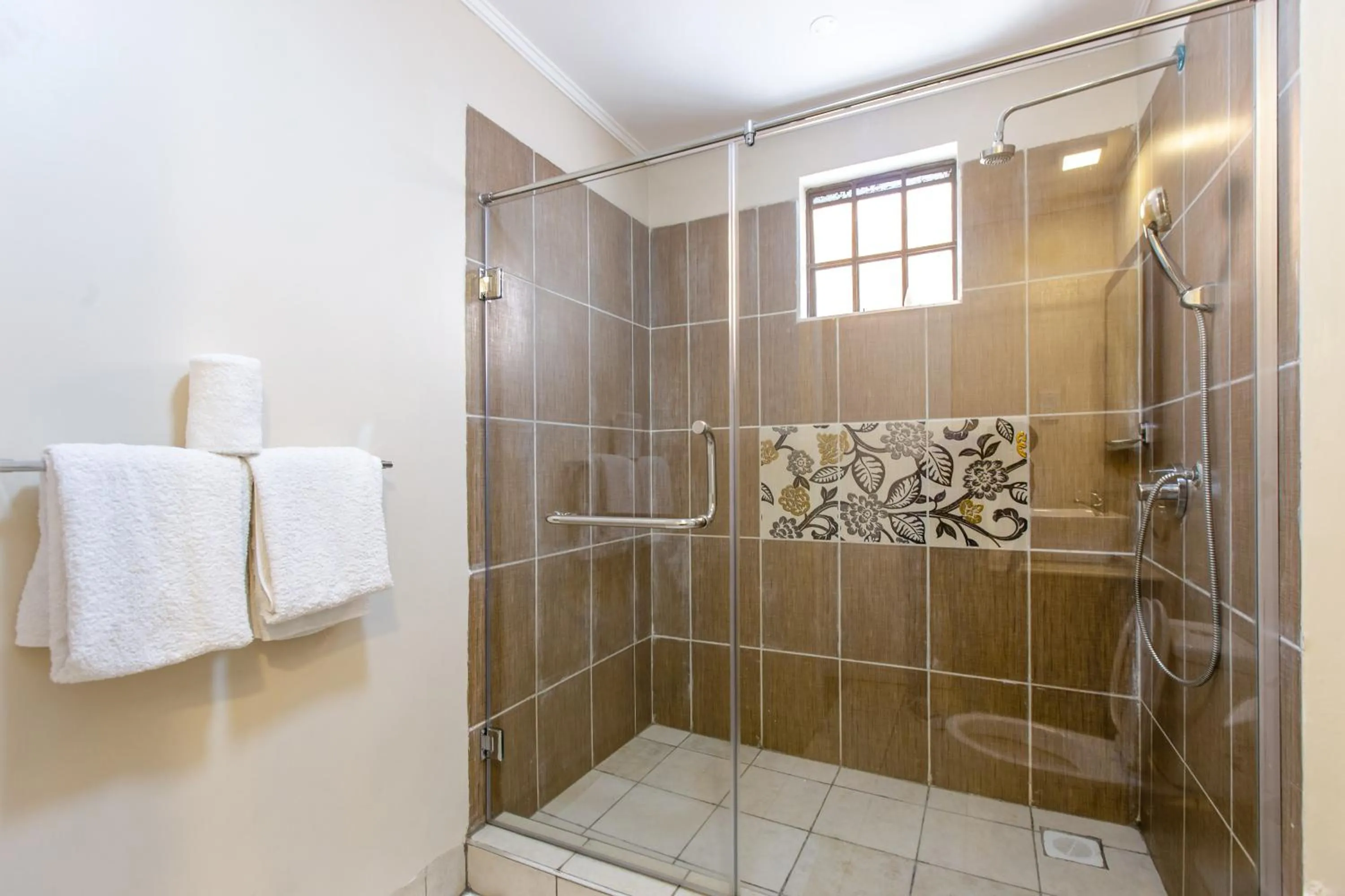 Toilet in Cozy Residences by Trianum