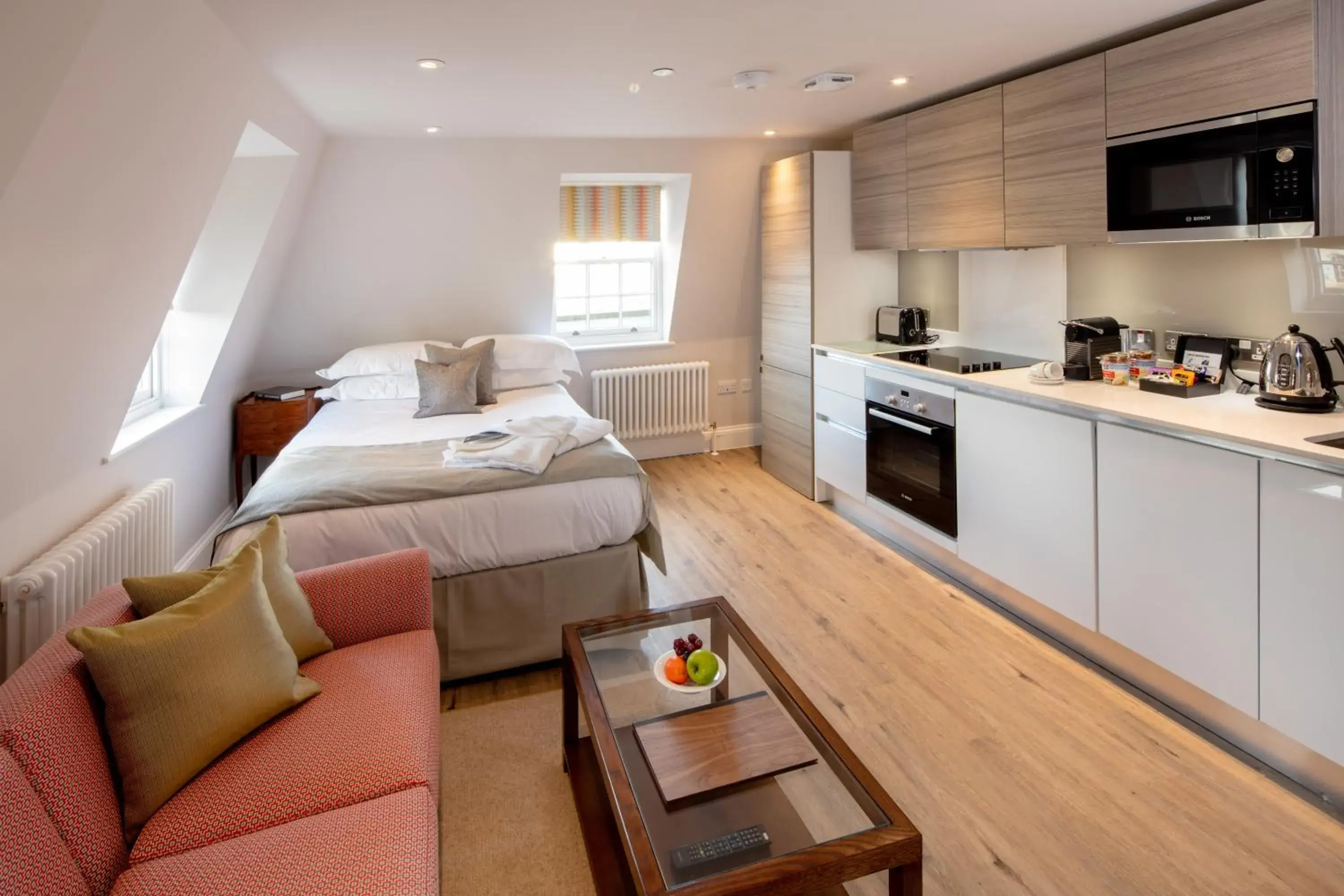 Coffee/tea facilities, Bed in Beech House - Urban Apartments Coffee/tea facilities, Bed in Beech House - Urban Apartments